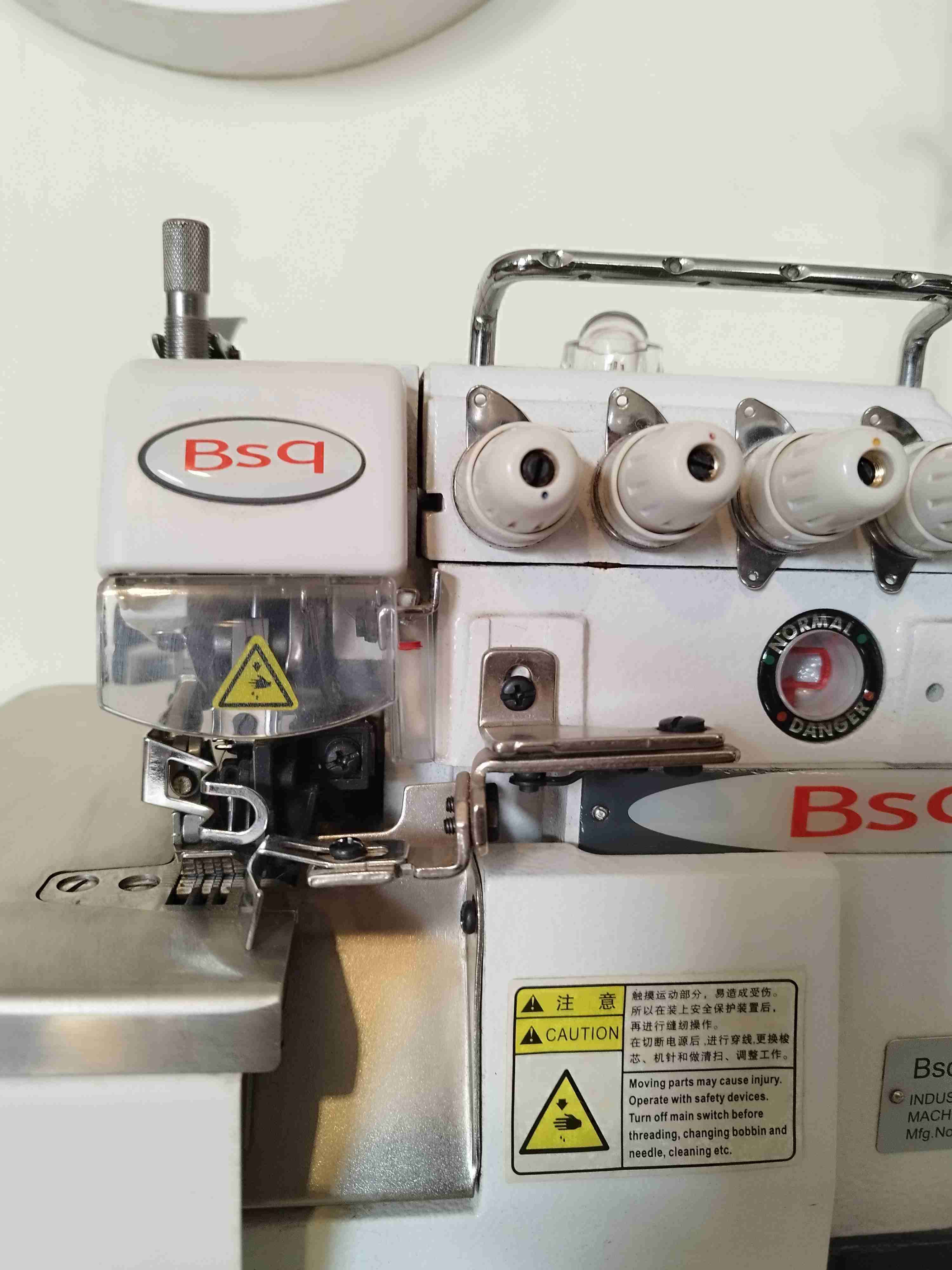 Máquina overlock industrial ,con mesa de trabajo - 3