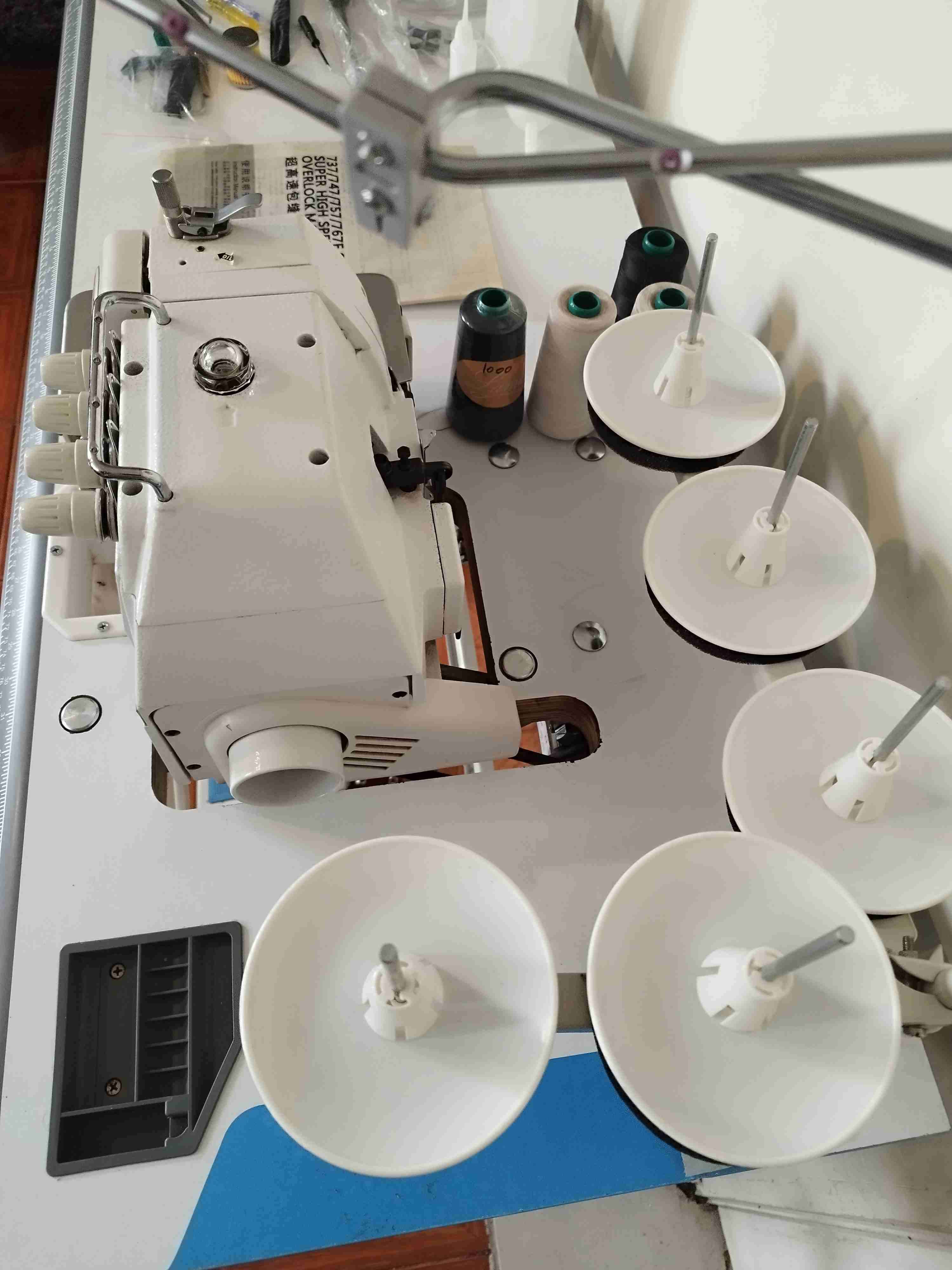 Máquina overlock industrial ,con mesa de trabajo - 6