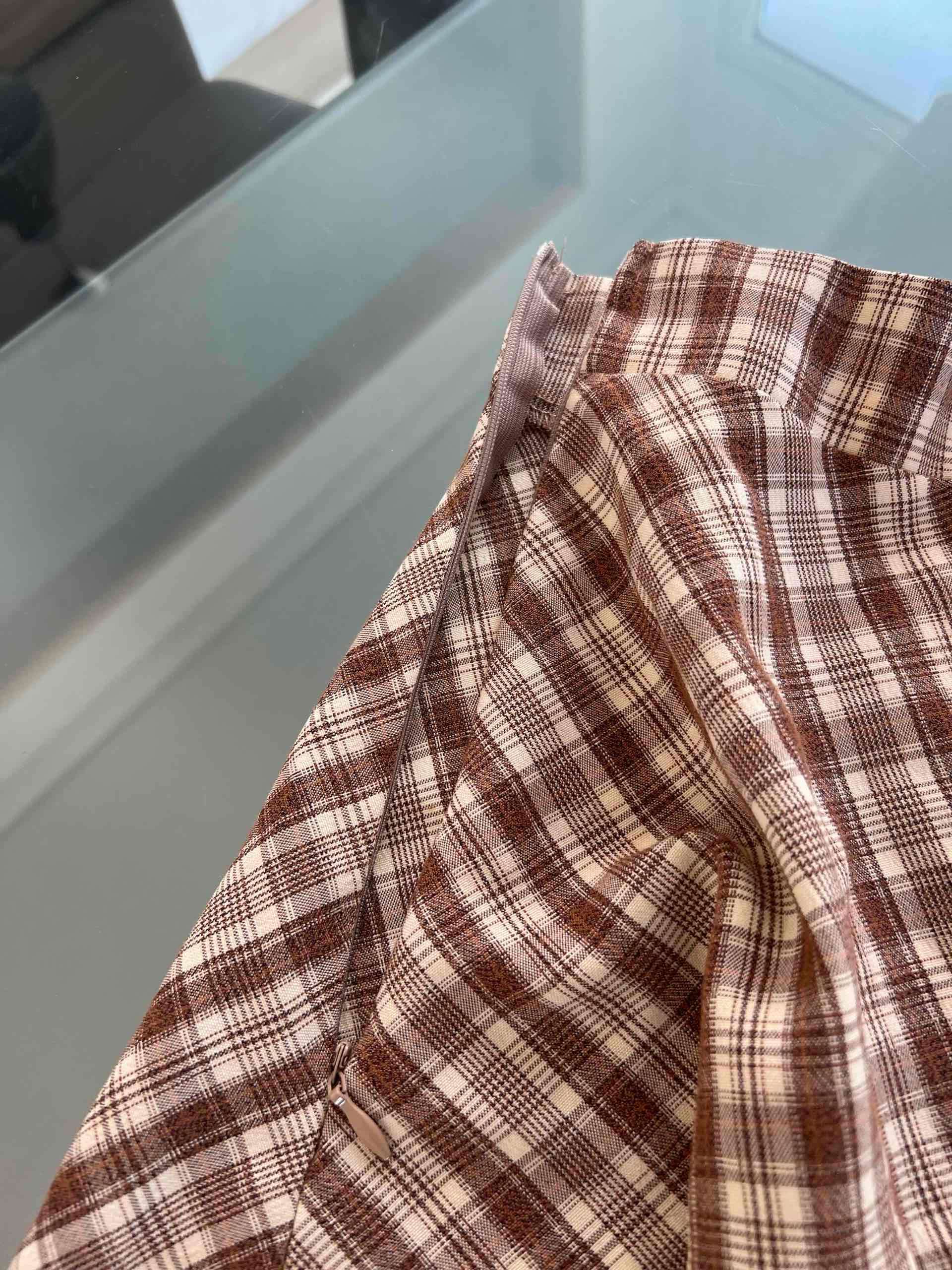 Falda corta a cuadros marrones - 3