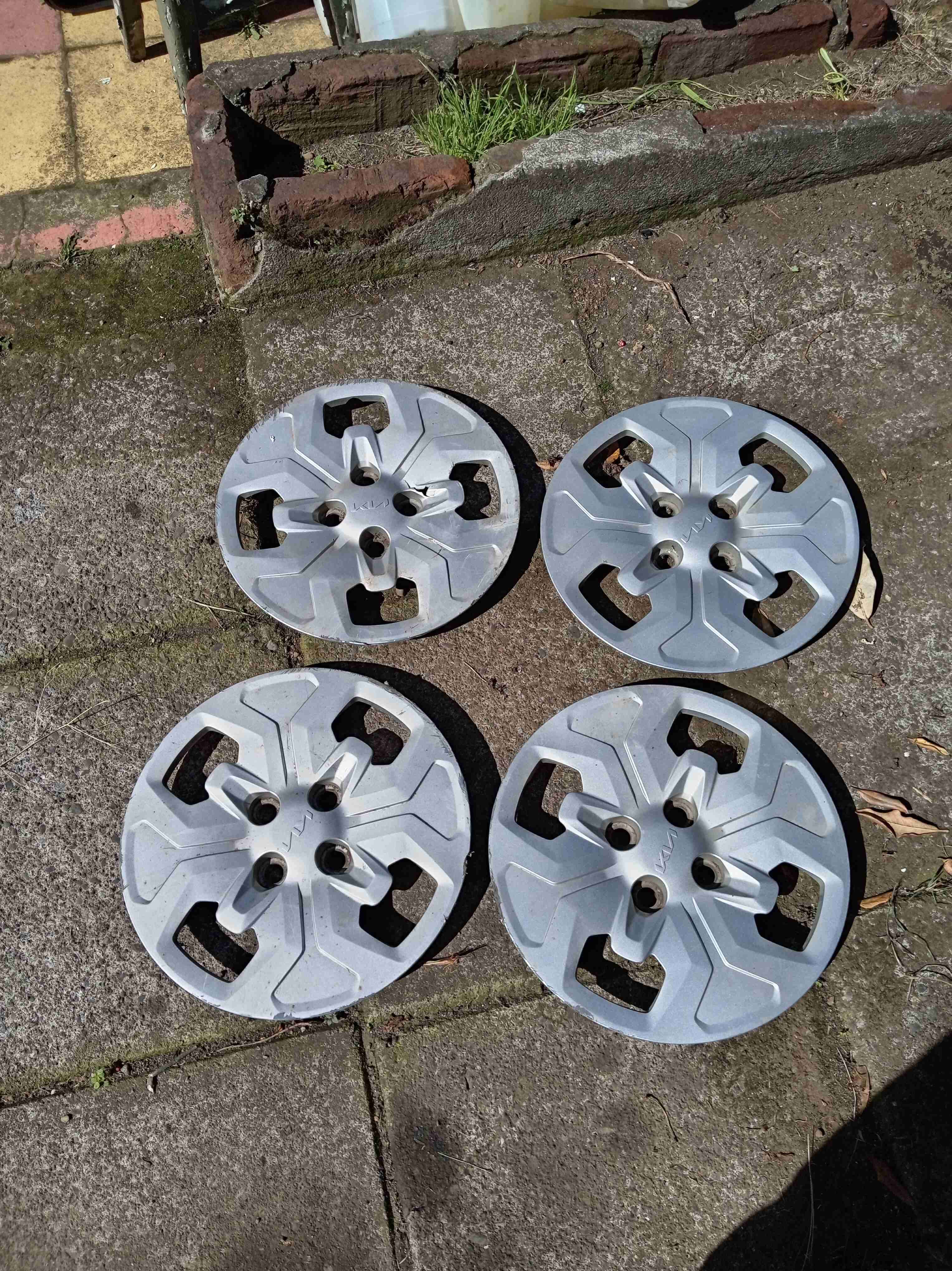 Taparuedas Kia Morning plateados usado