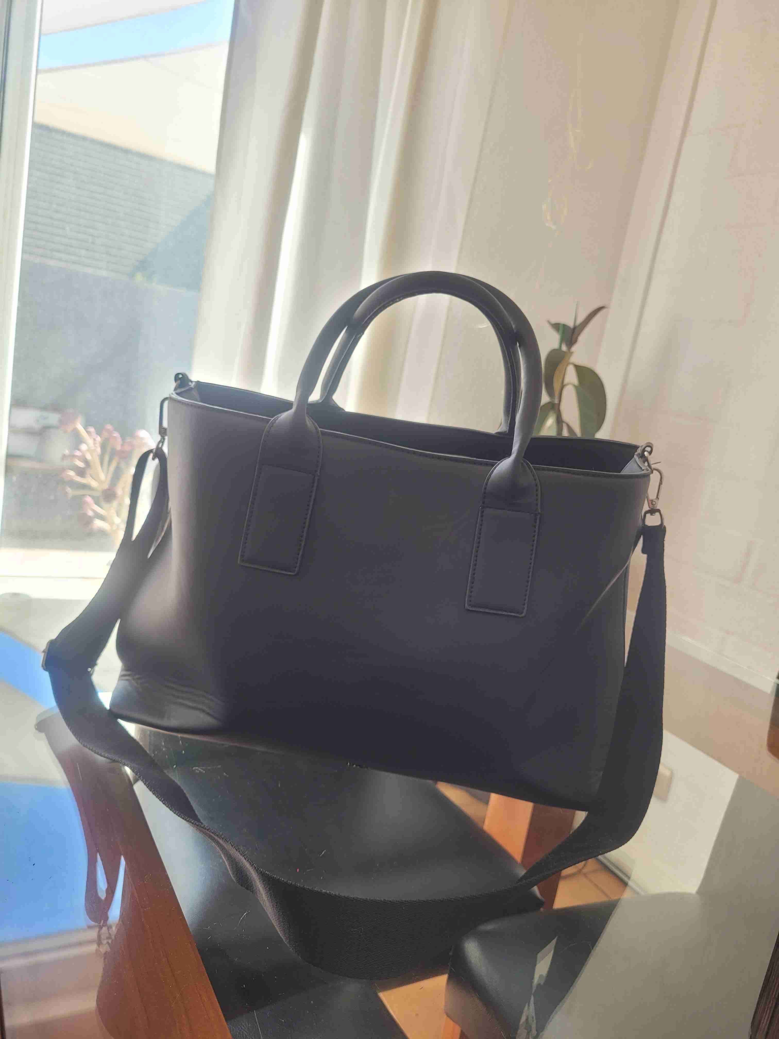 Bolso negro de mano elegante