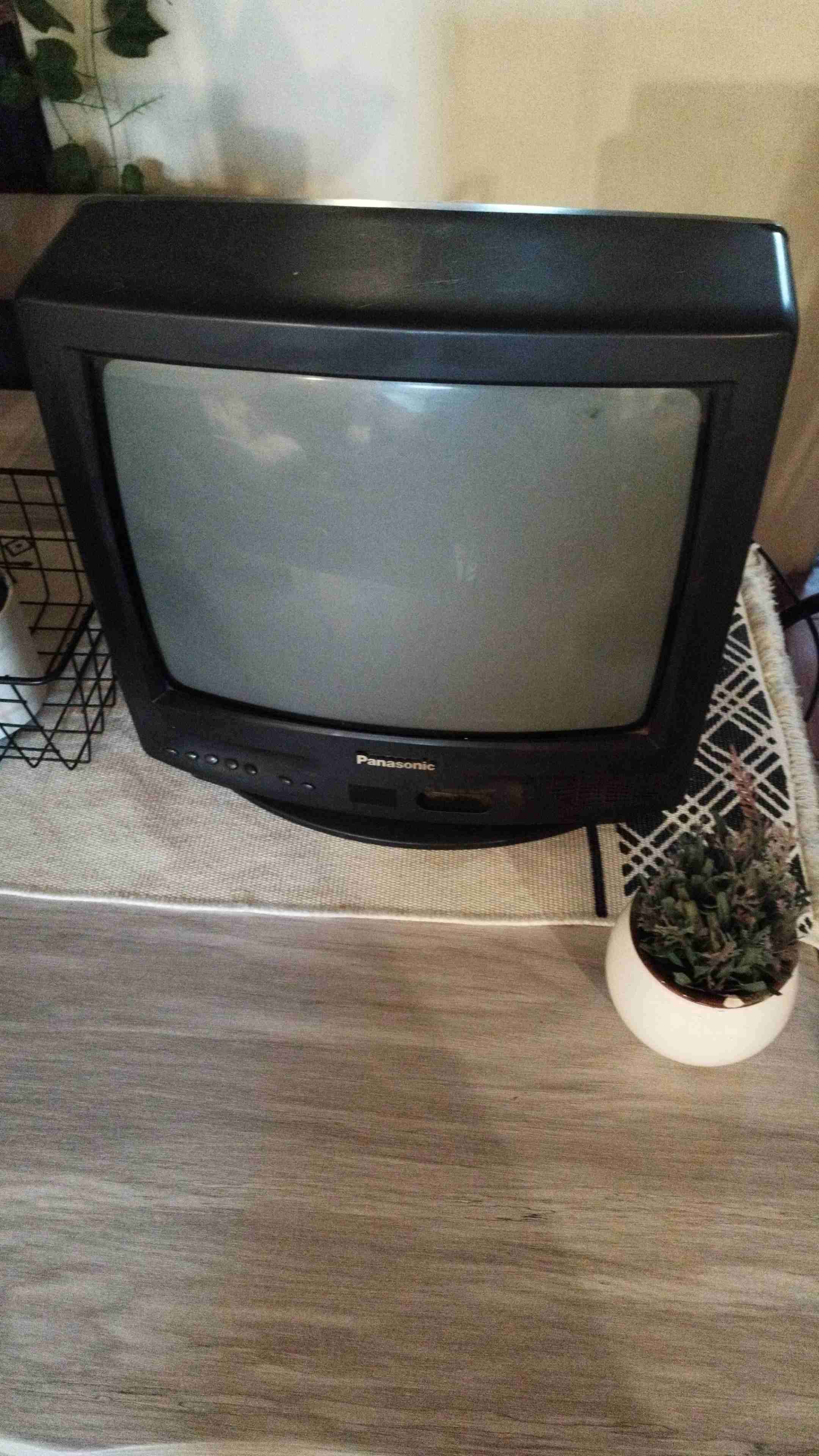 Televisor antiguo Panasonic 14 pulgadas - miniatura 1