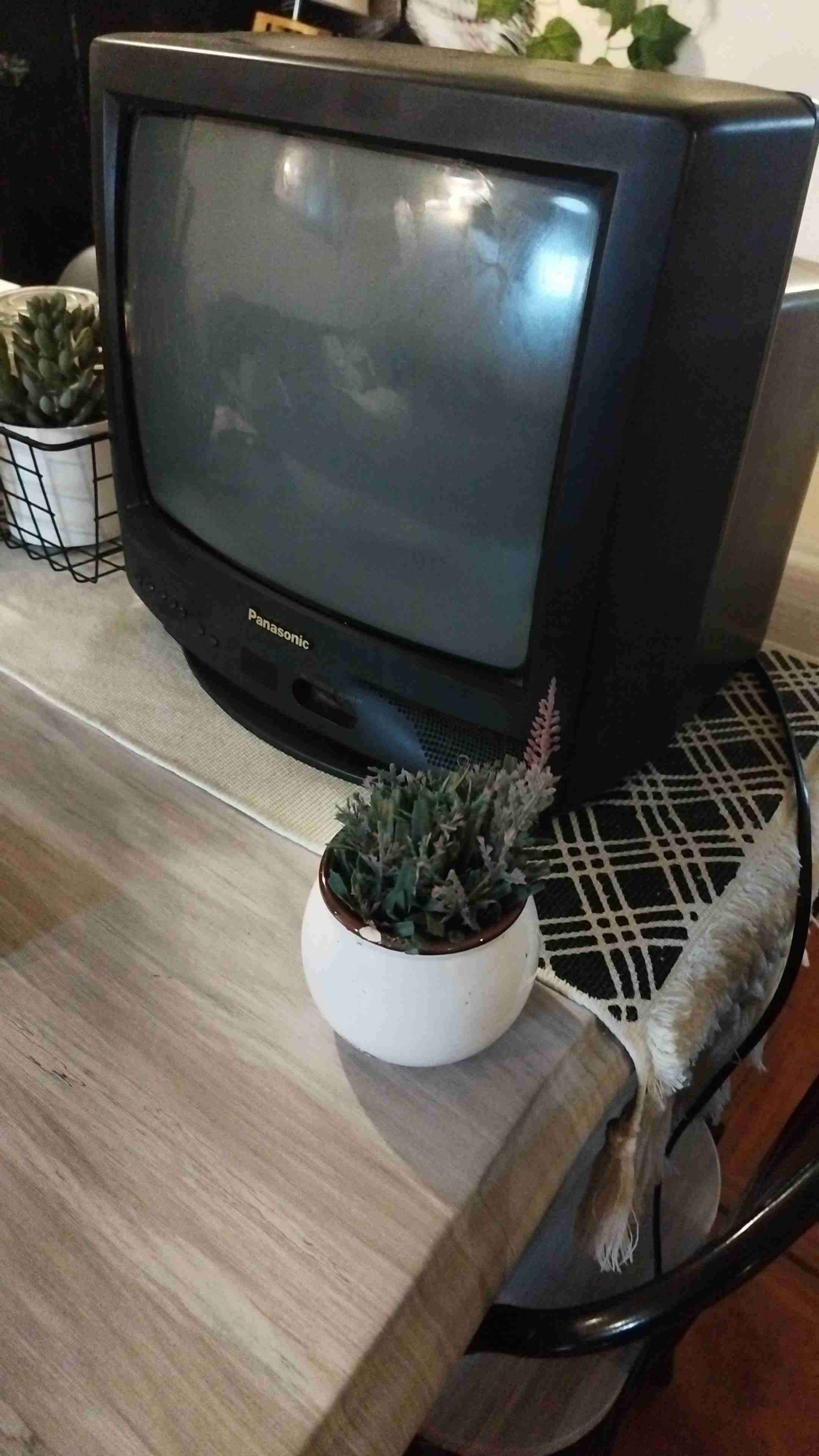 Televisor antiguo Panasonic 14 pulgadas - miniatura 2