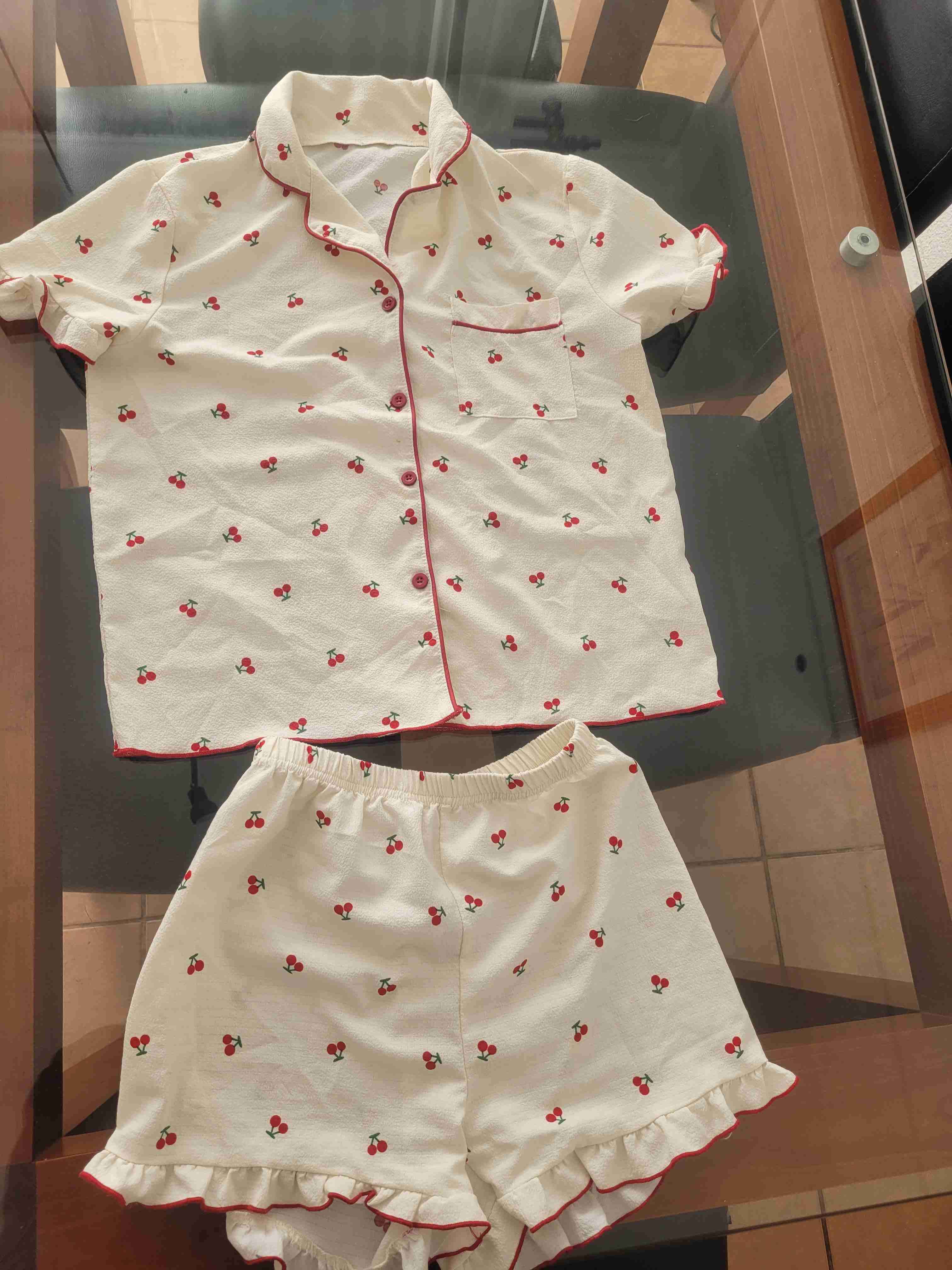 Pijama blanco con cerezas