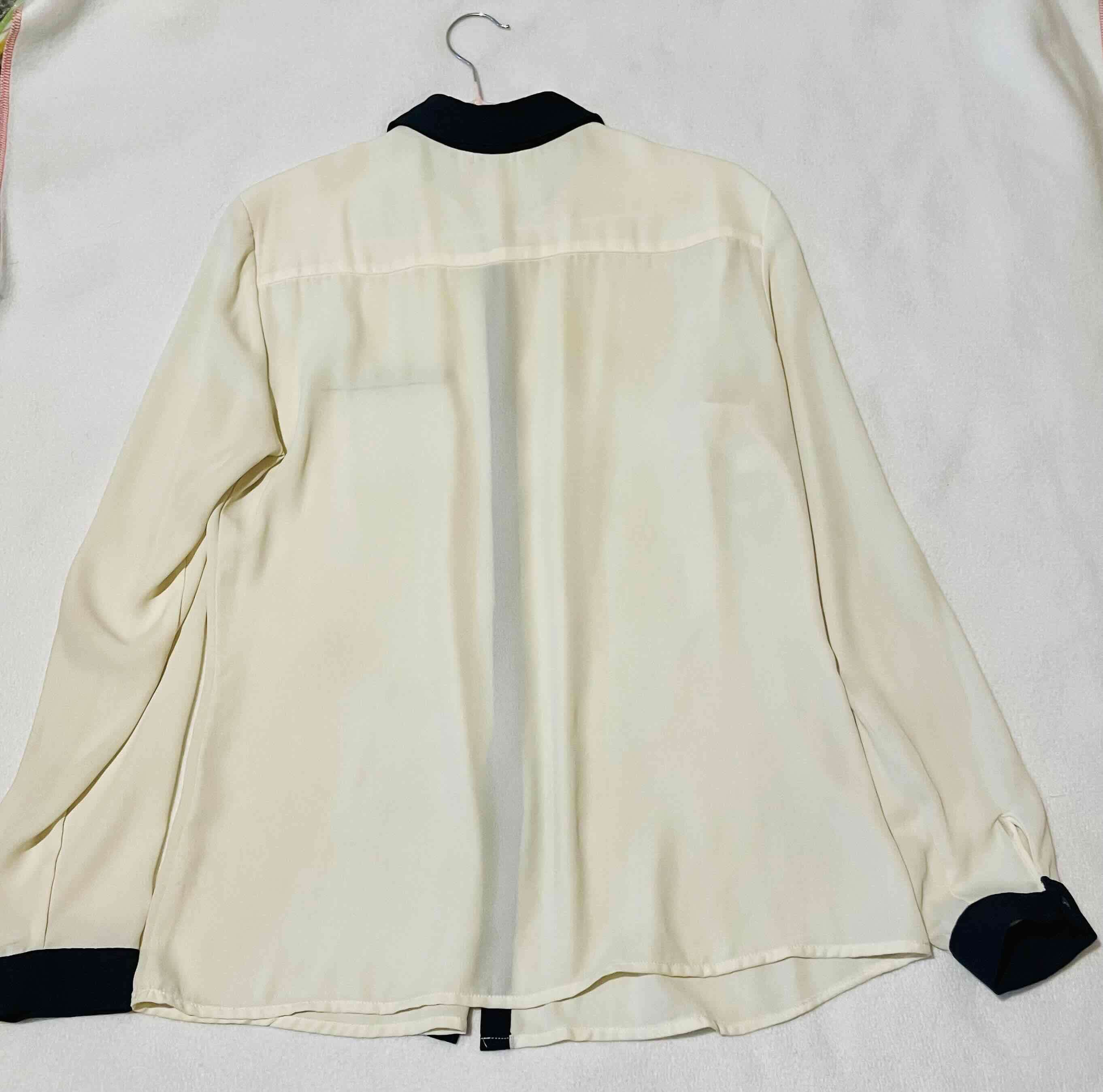 Blusa blanca con toques negros Talla 40 - miniatura 3