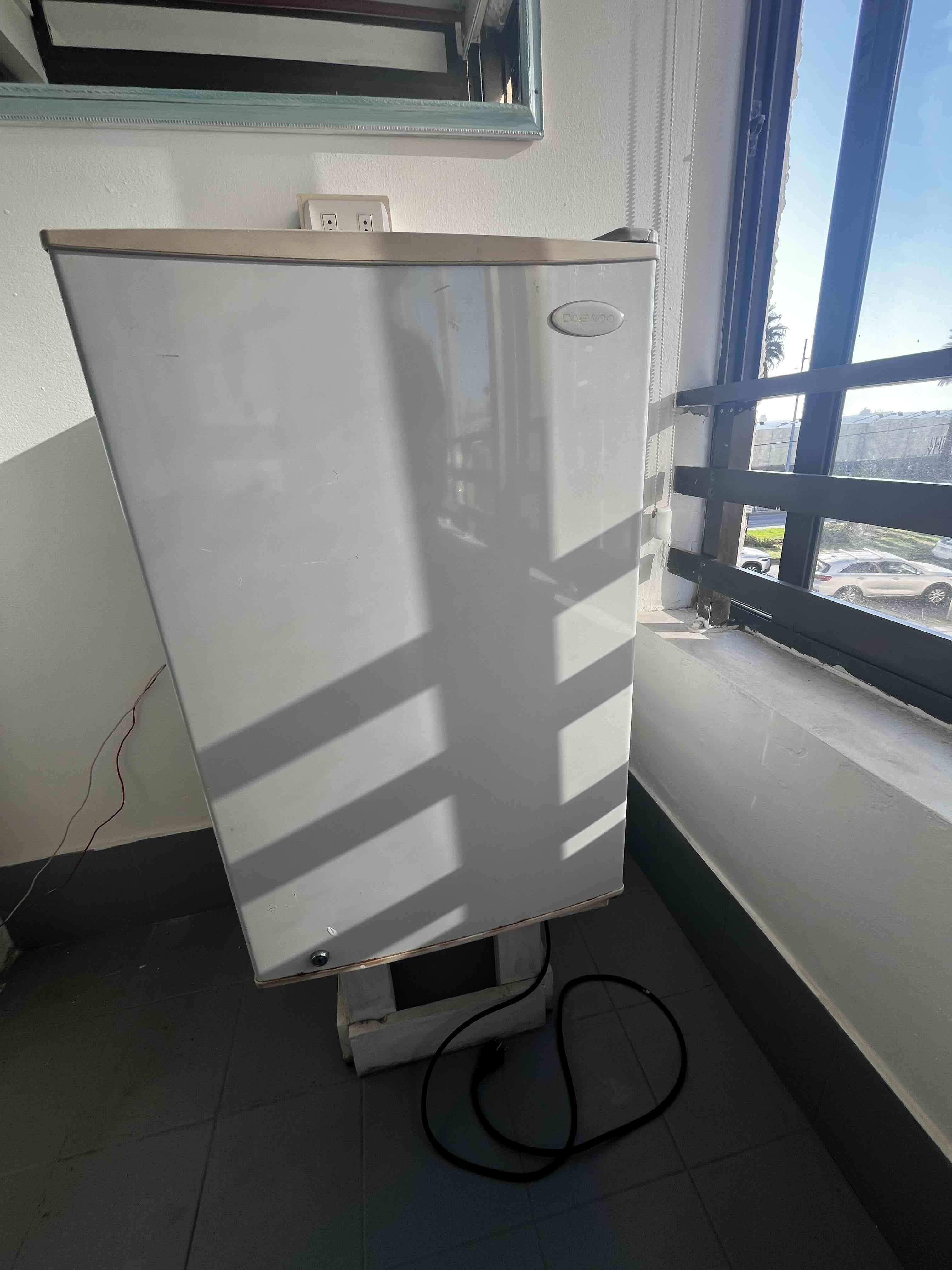 Minibar refrigerador pequeño Daewoo - miniatura 1