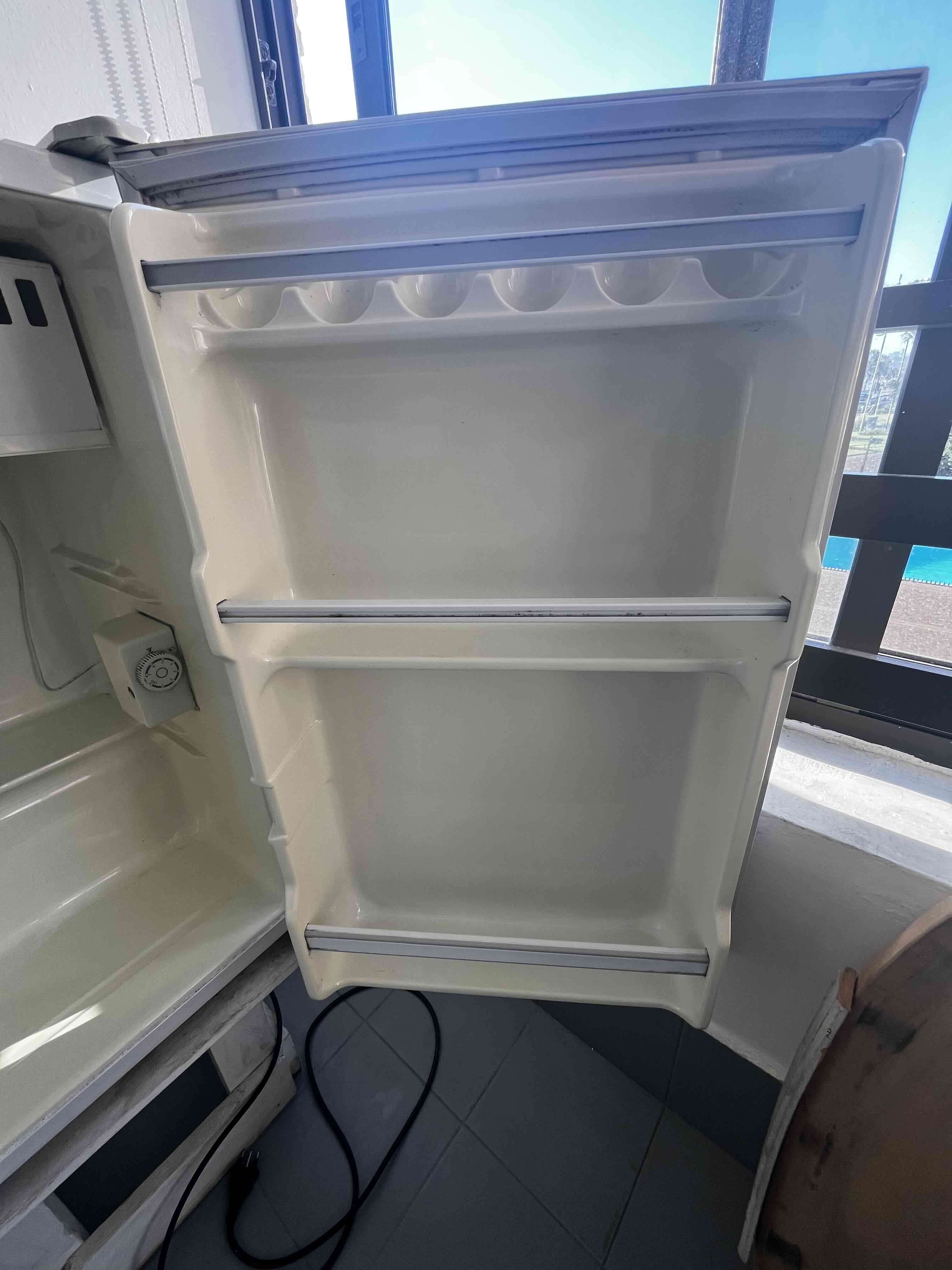 Minibar refrigerador pequeño Daewoo - miniatura 4