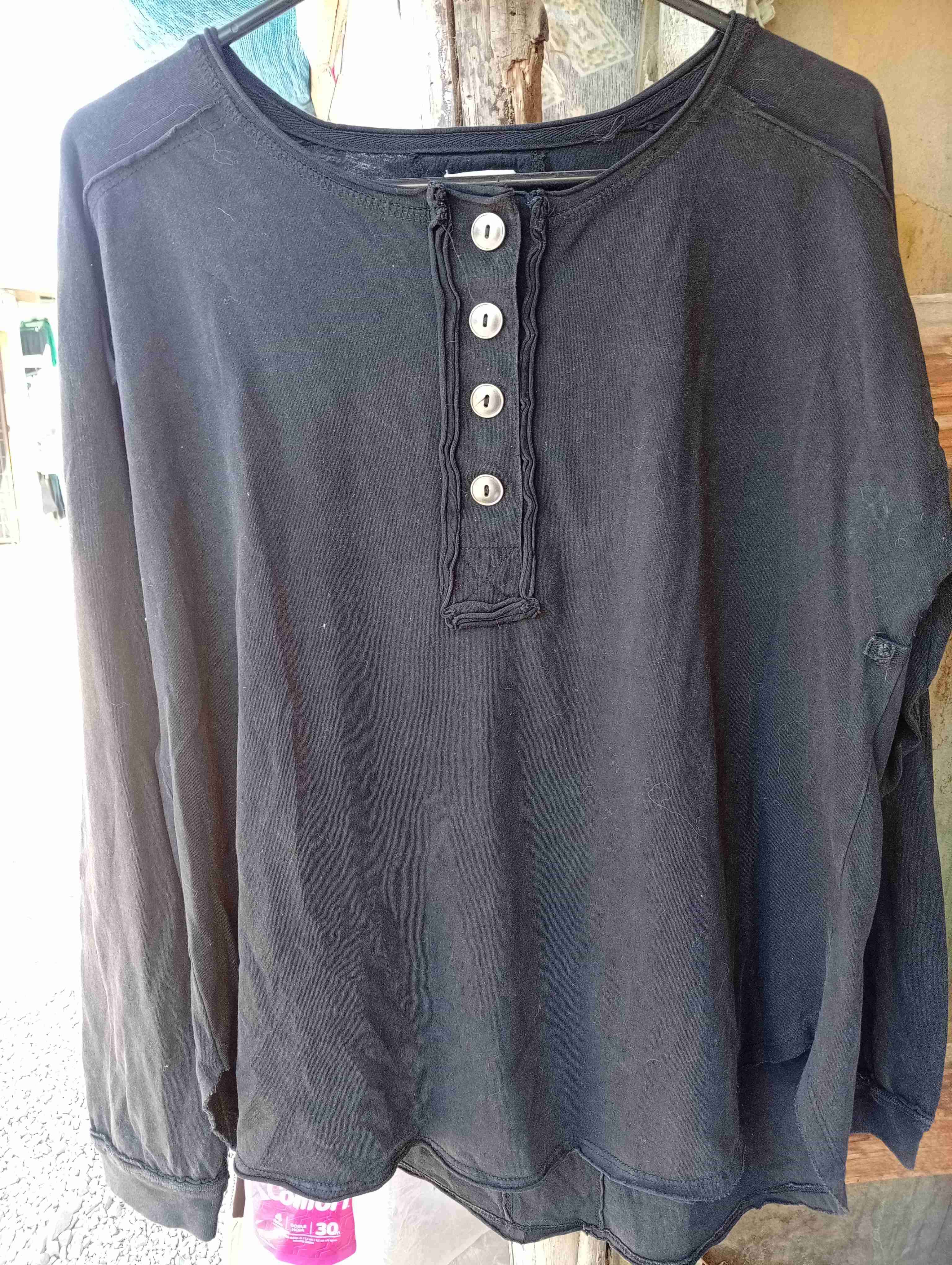 Polera negra con botones