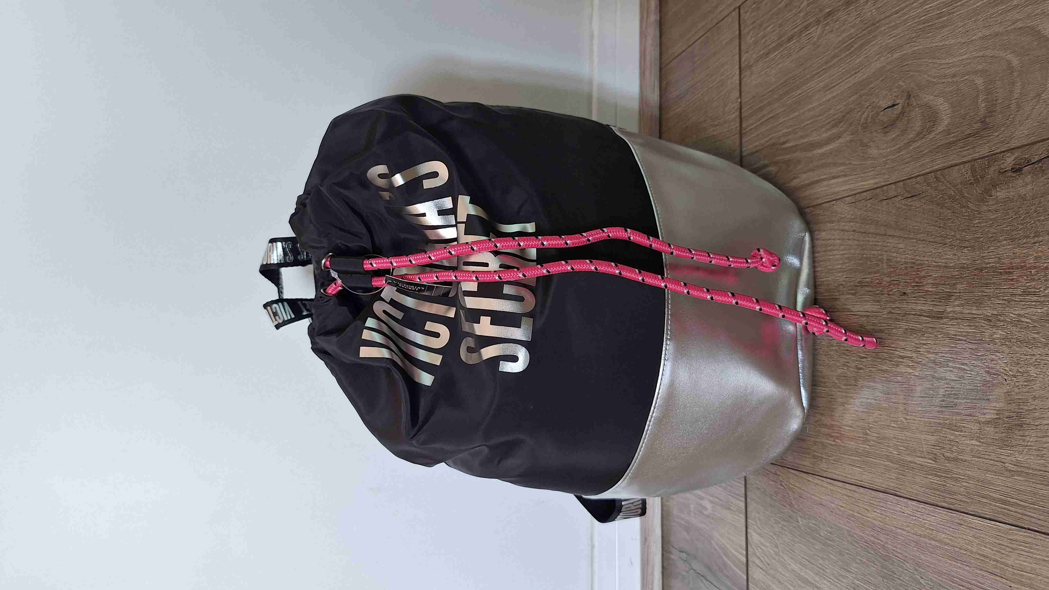 Mochila Victoria's Secret negra y plateada - 3