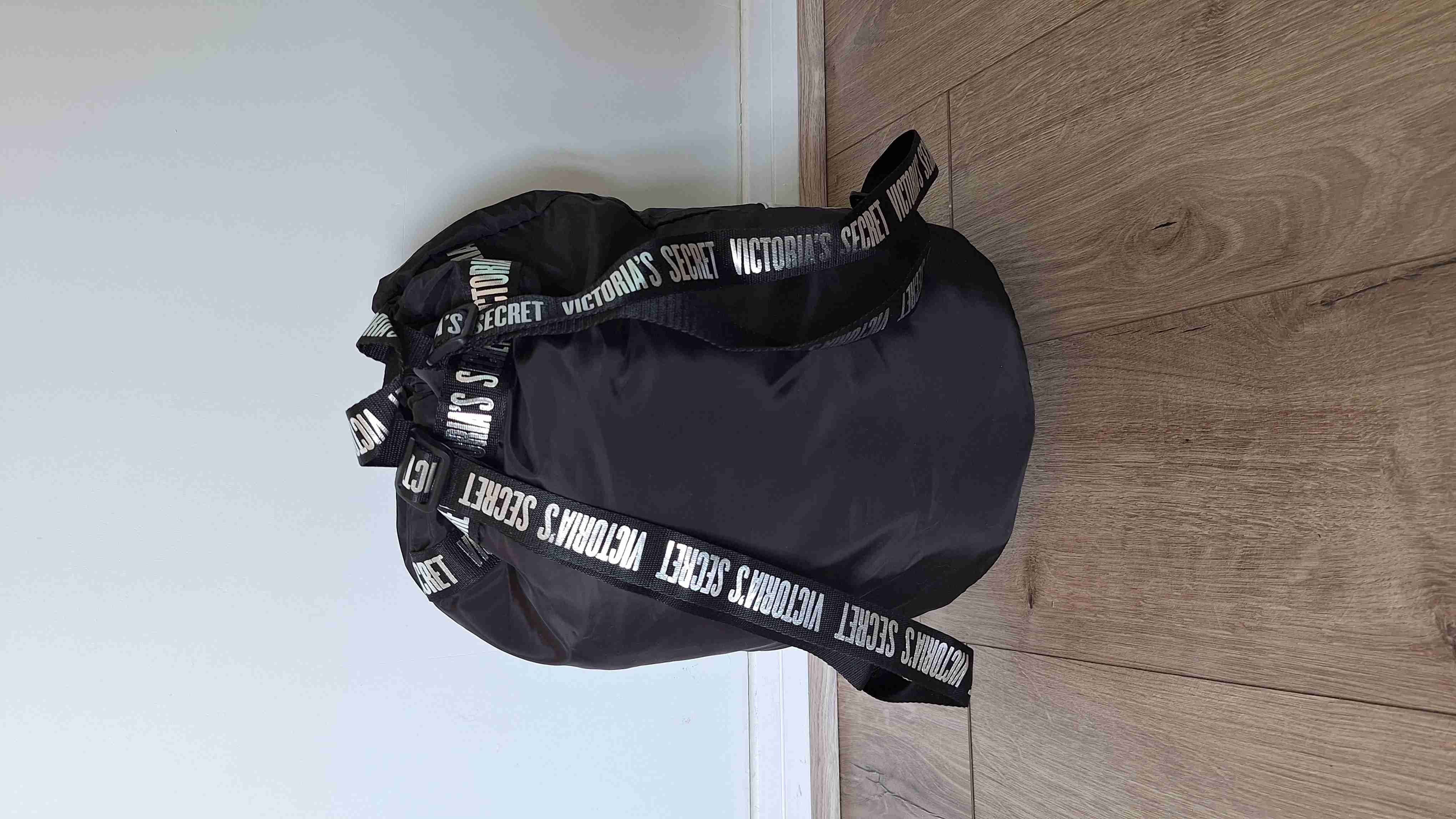 Mochila Victoria's Secret negra y plateada - 4