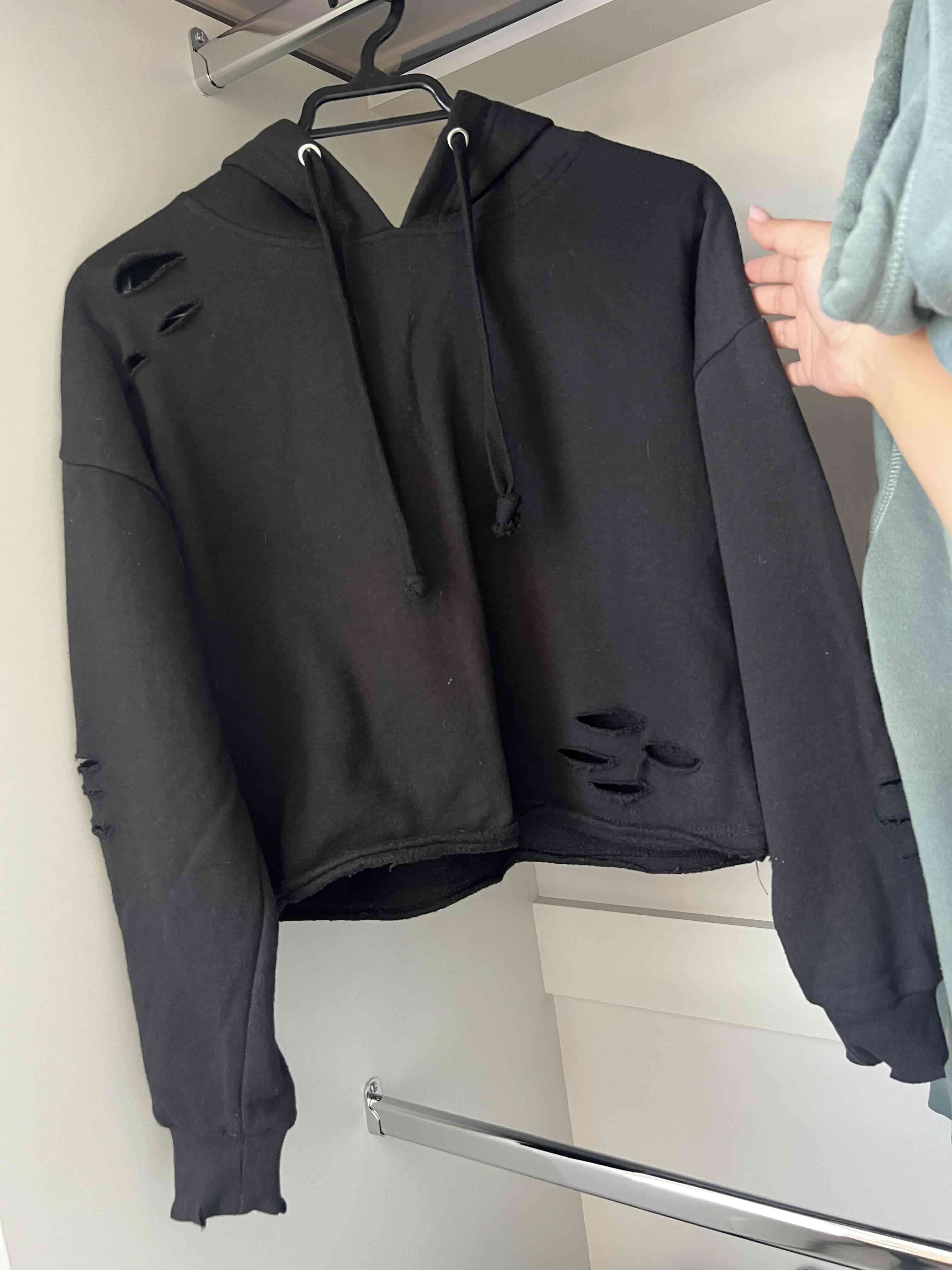 Polerón negro con capucha y desgastes - 1