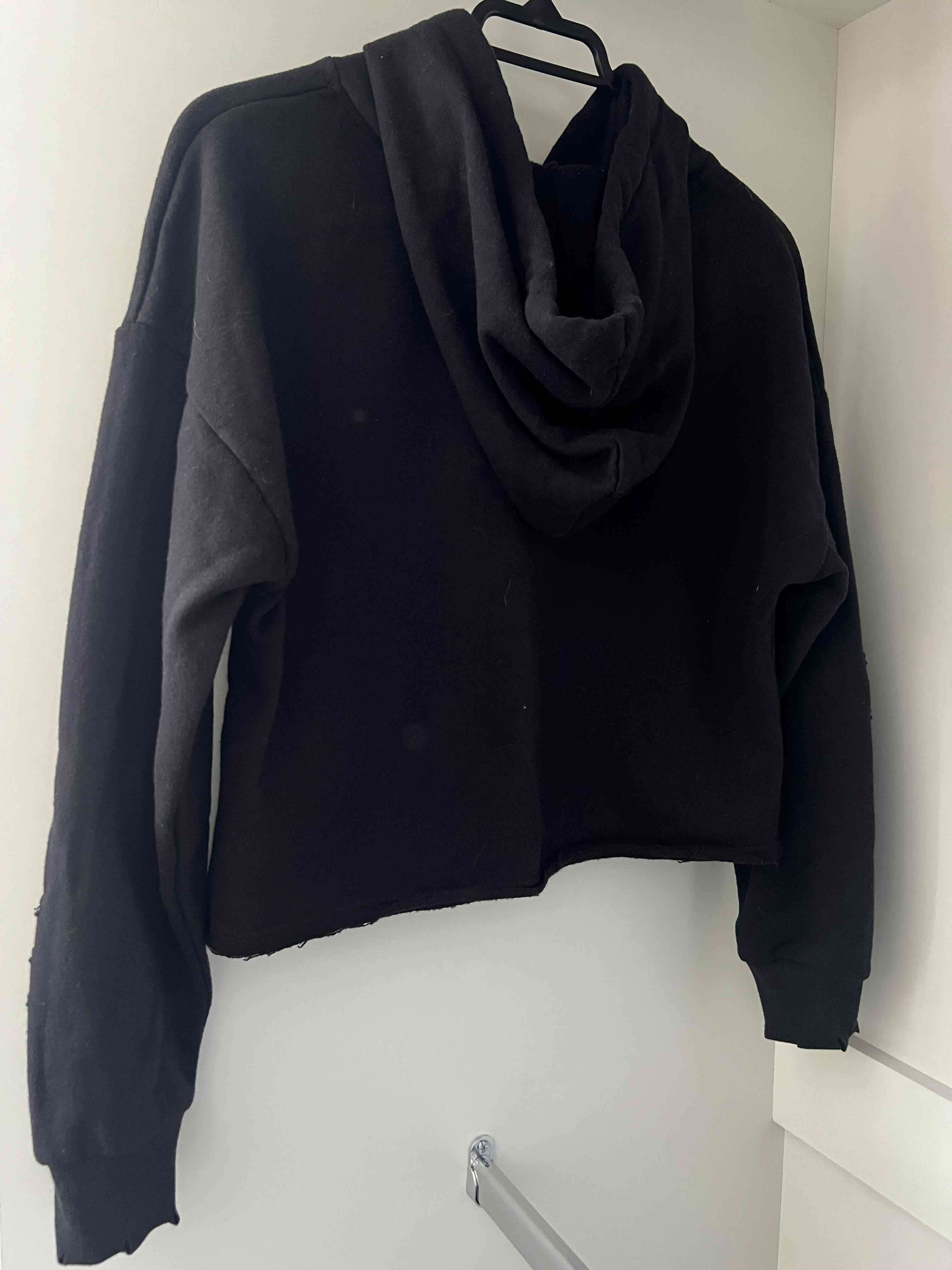 Polerón negro con capucha y desgastes - 2