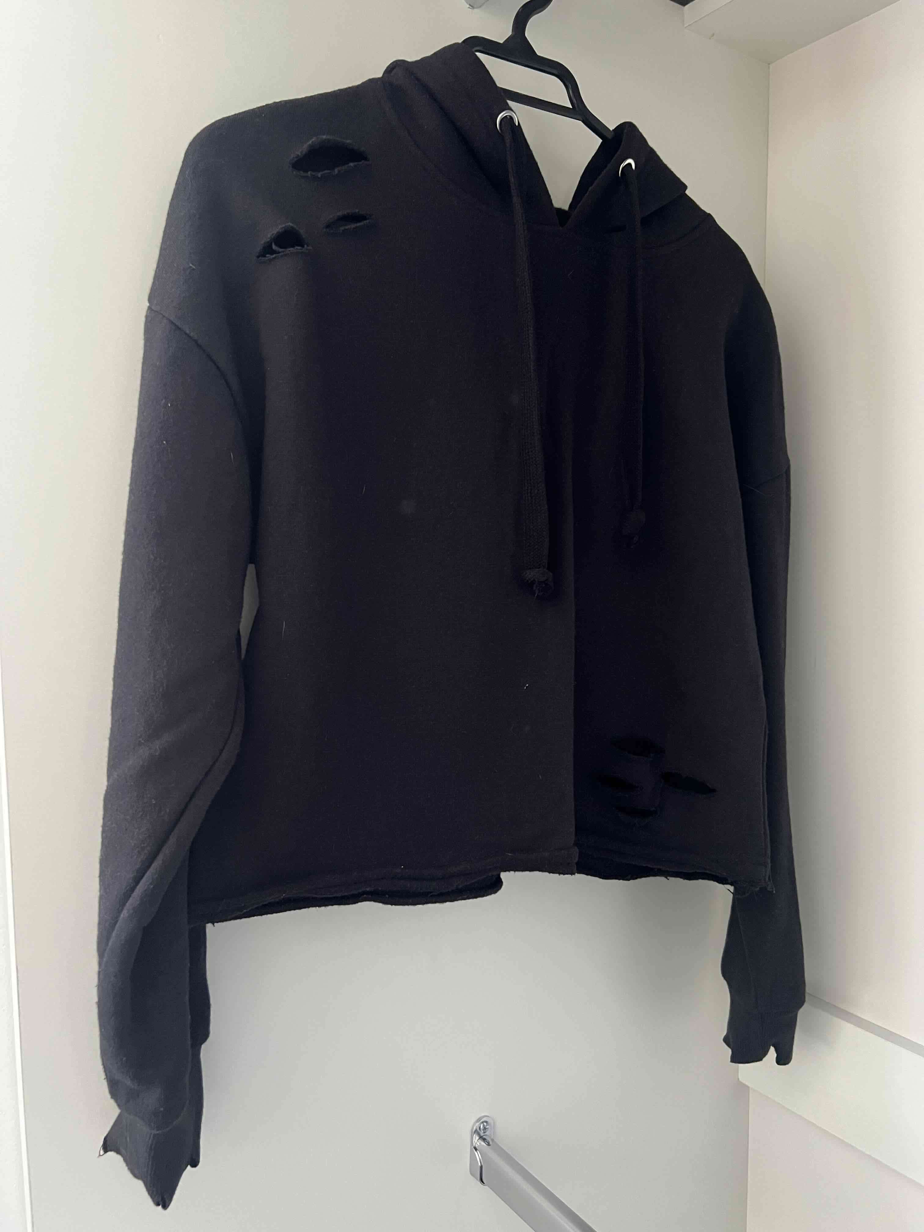 Polerón negro con capucha y desgastes - 3