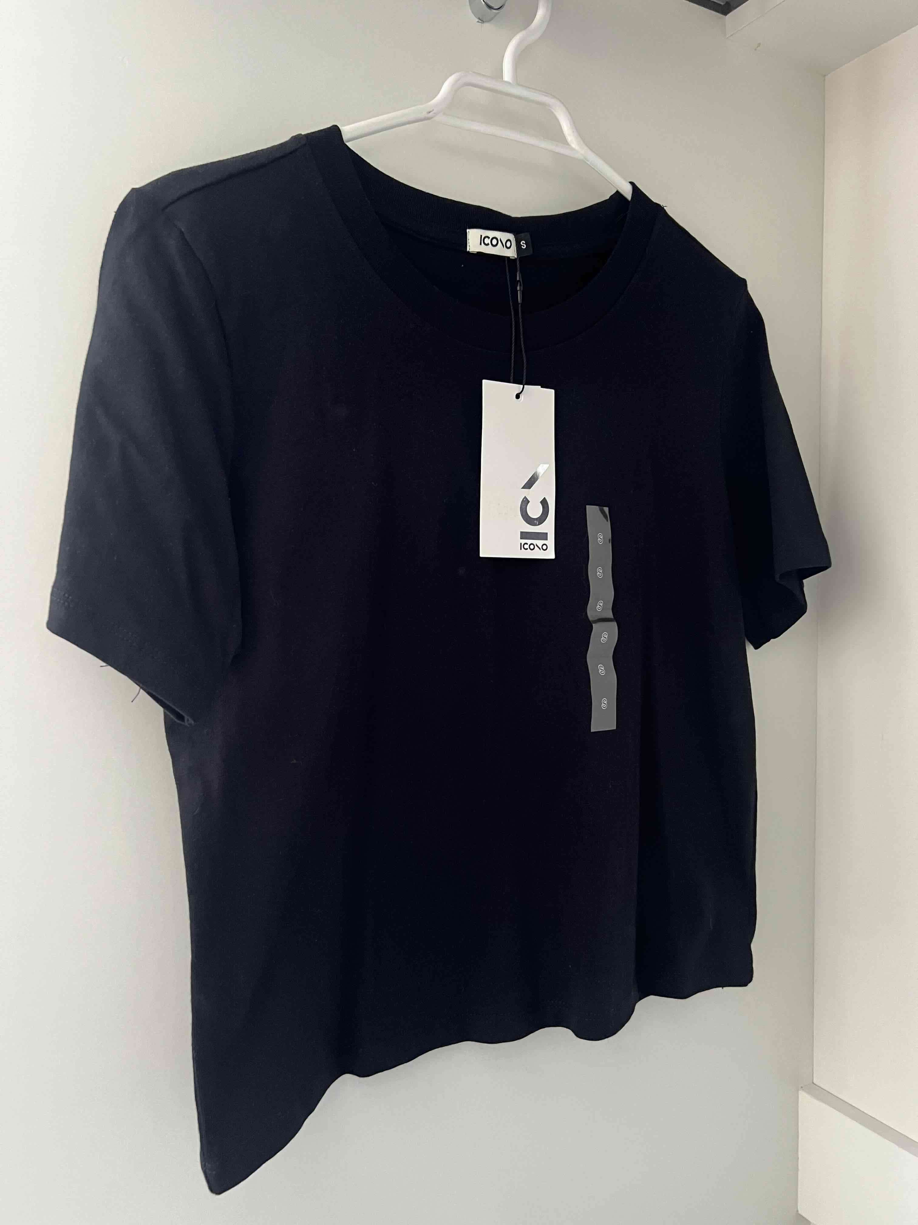 Polera negra con etiqueta - 1