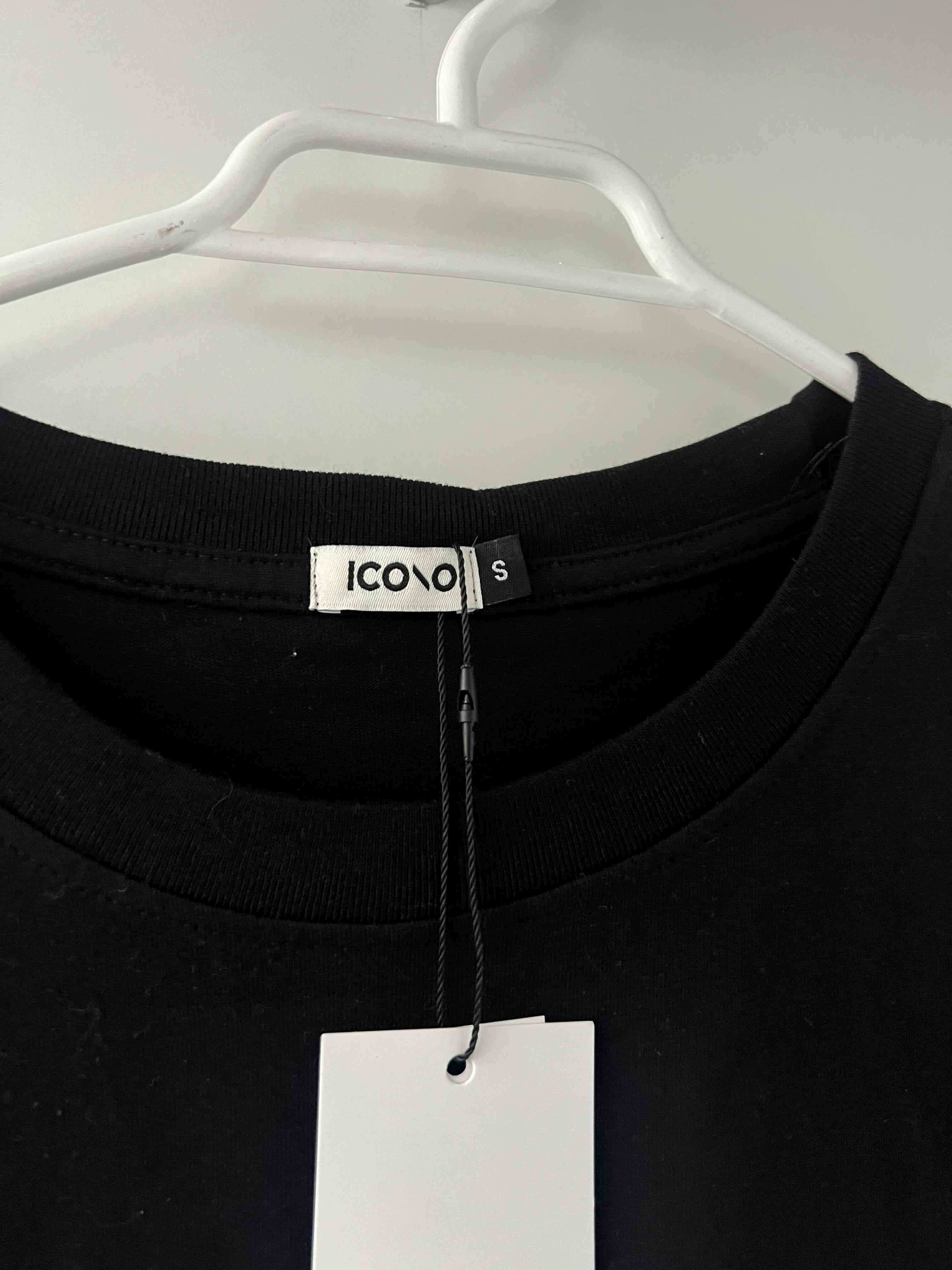 Polera negra con etiqueta - 2