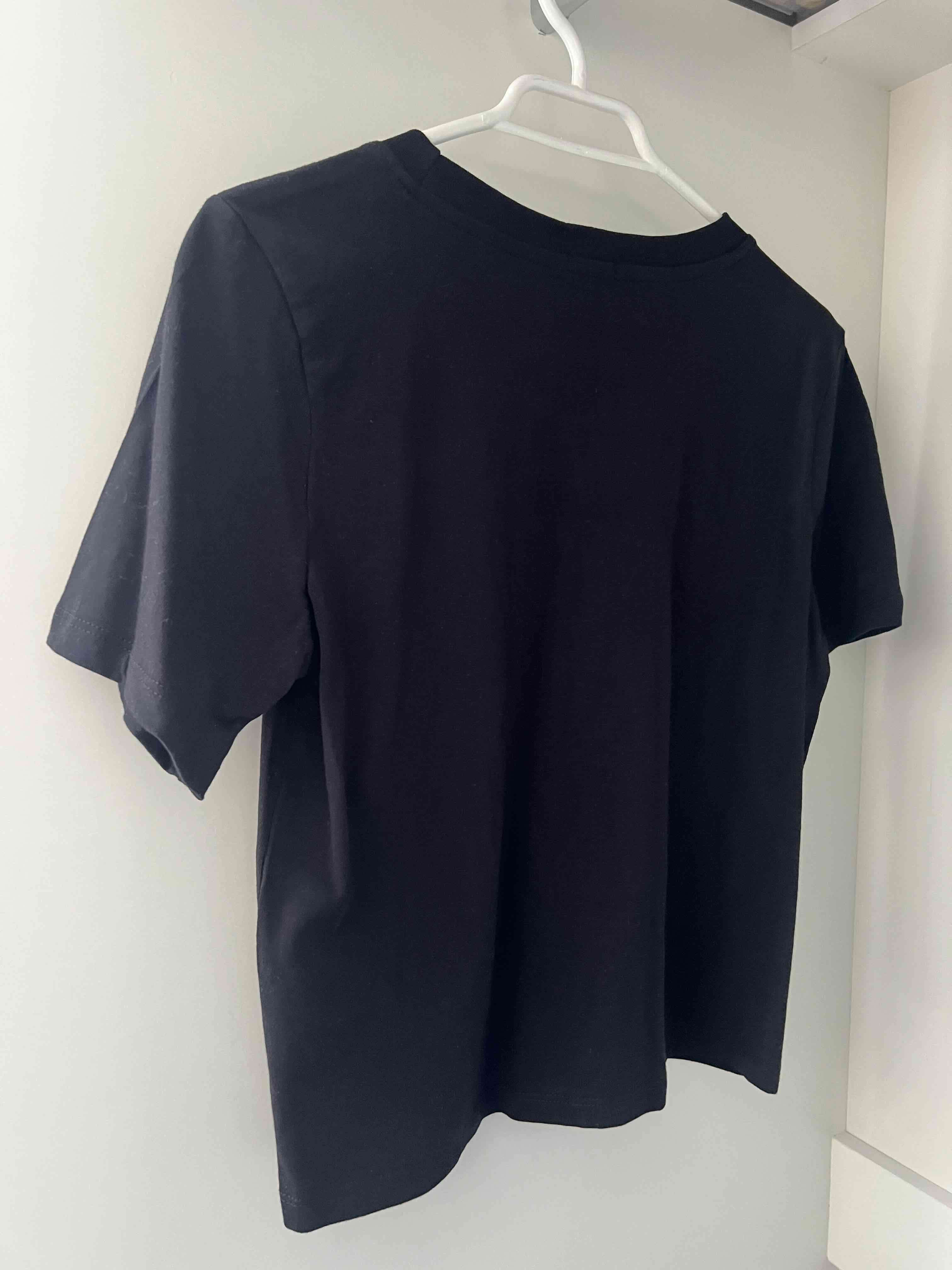 Polera negra con etiqueta - 3