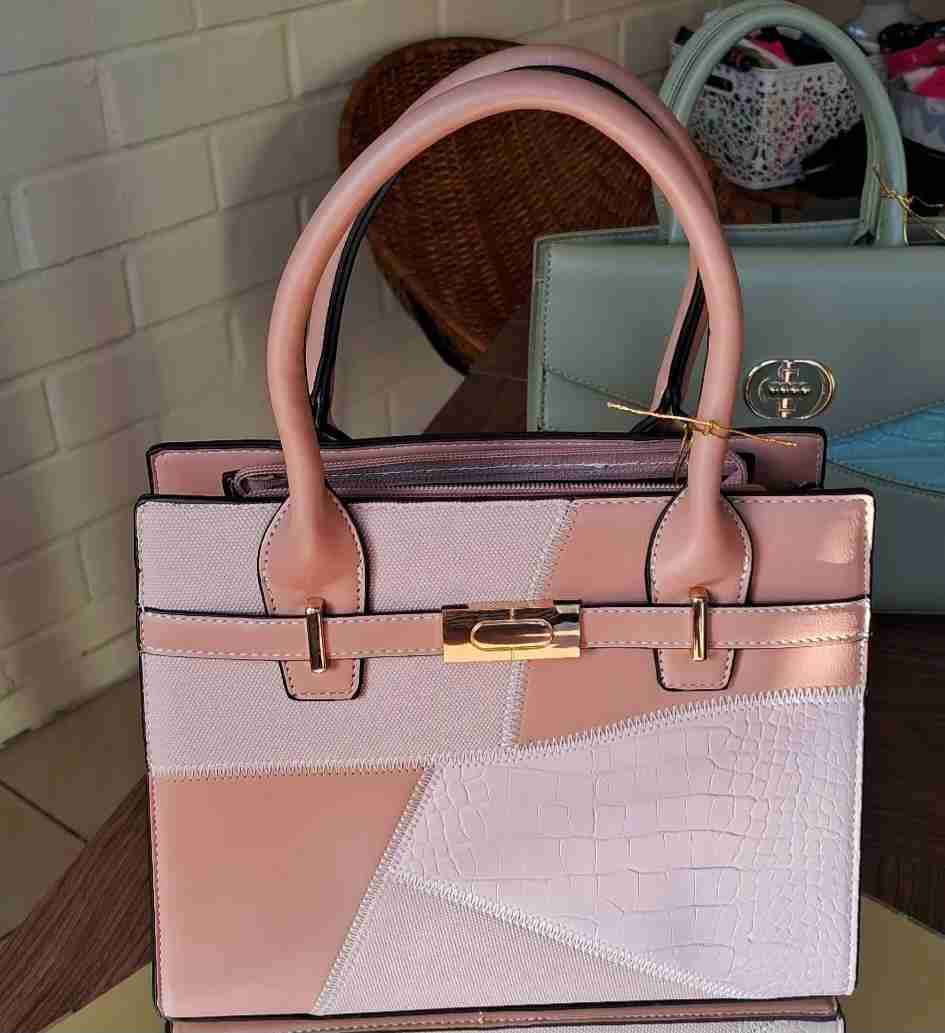 Cartera cuadrada rosada elegante