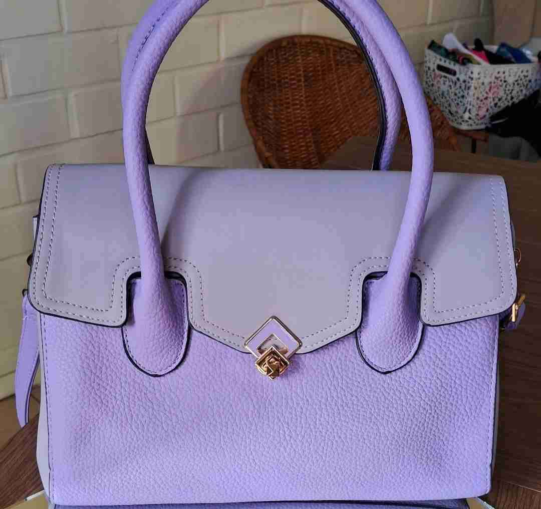 Cartera morada elegante