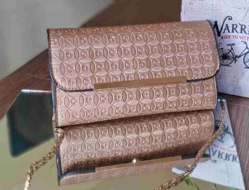 Cartera de mano dorada