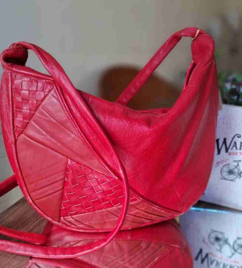 Cartera roja de cuero trenzado