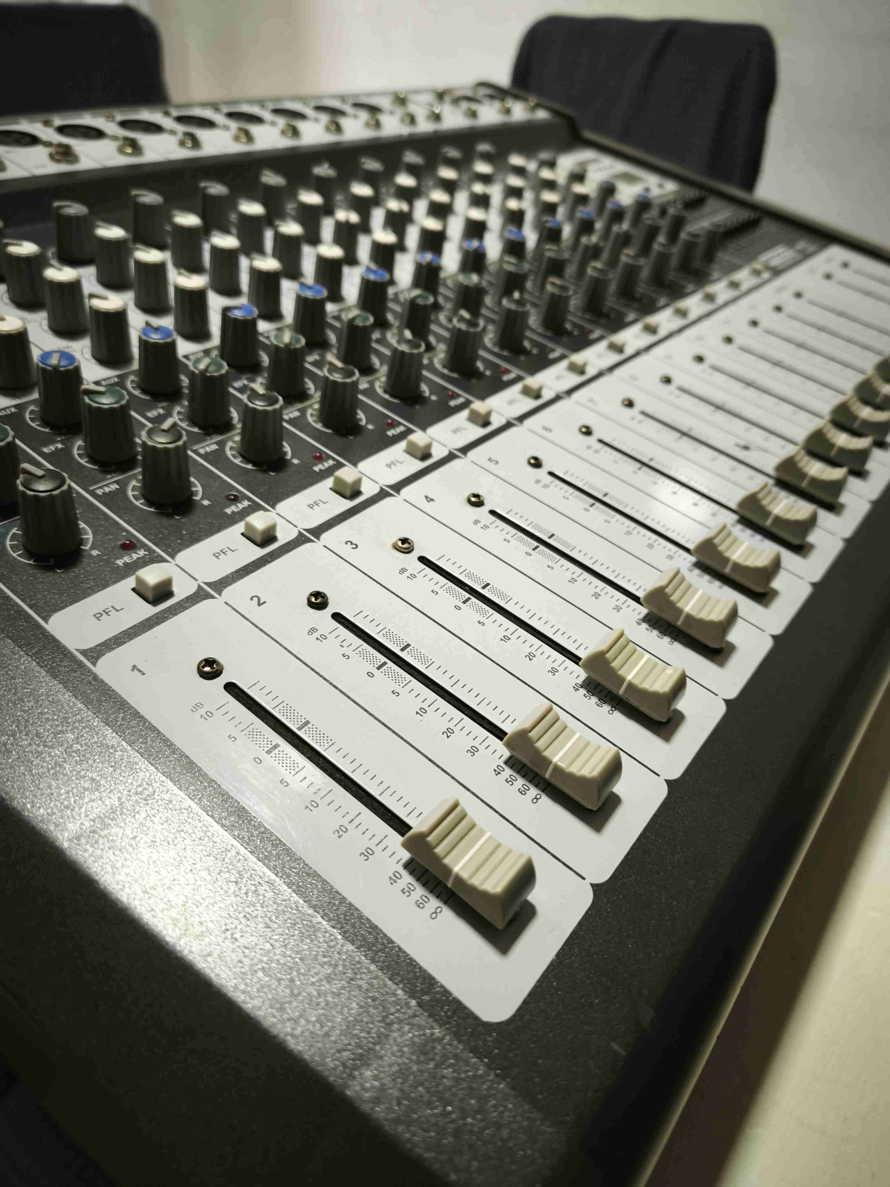 Consola de mezcla amplificada profesional - miniatura 1