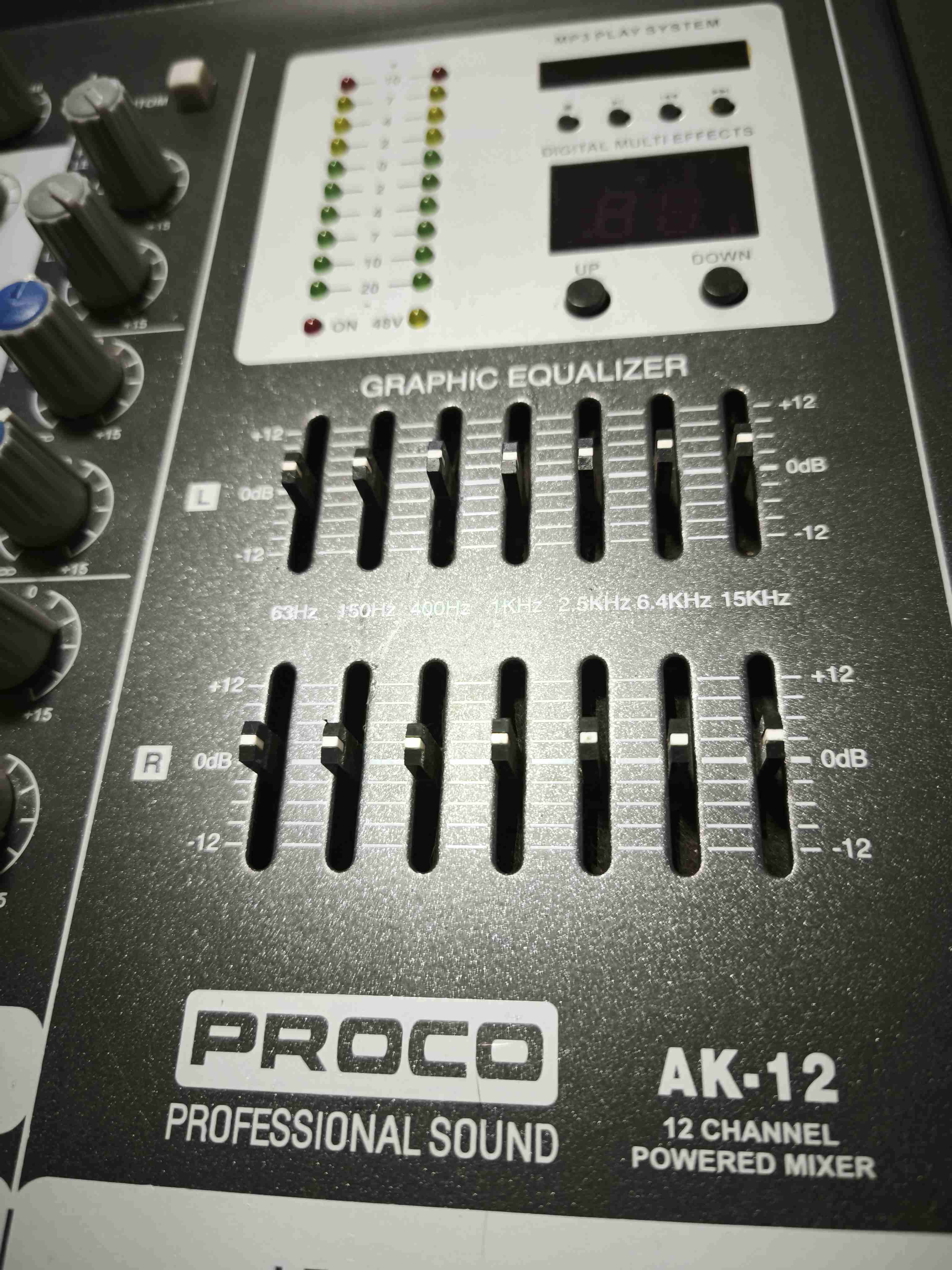 Consola de mezcla amplificada profesional - miniatura 2