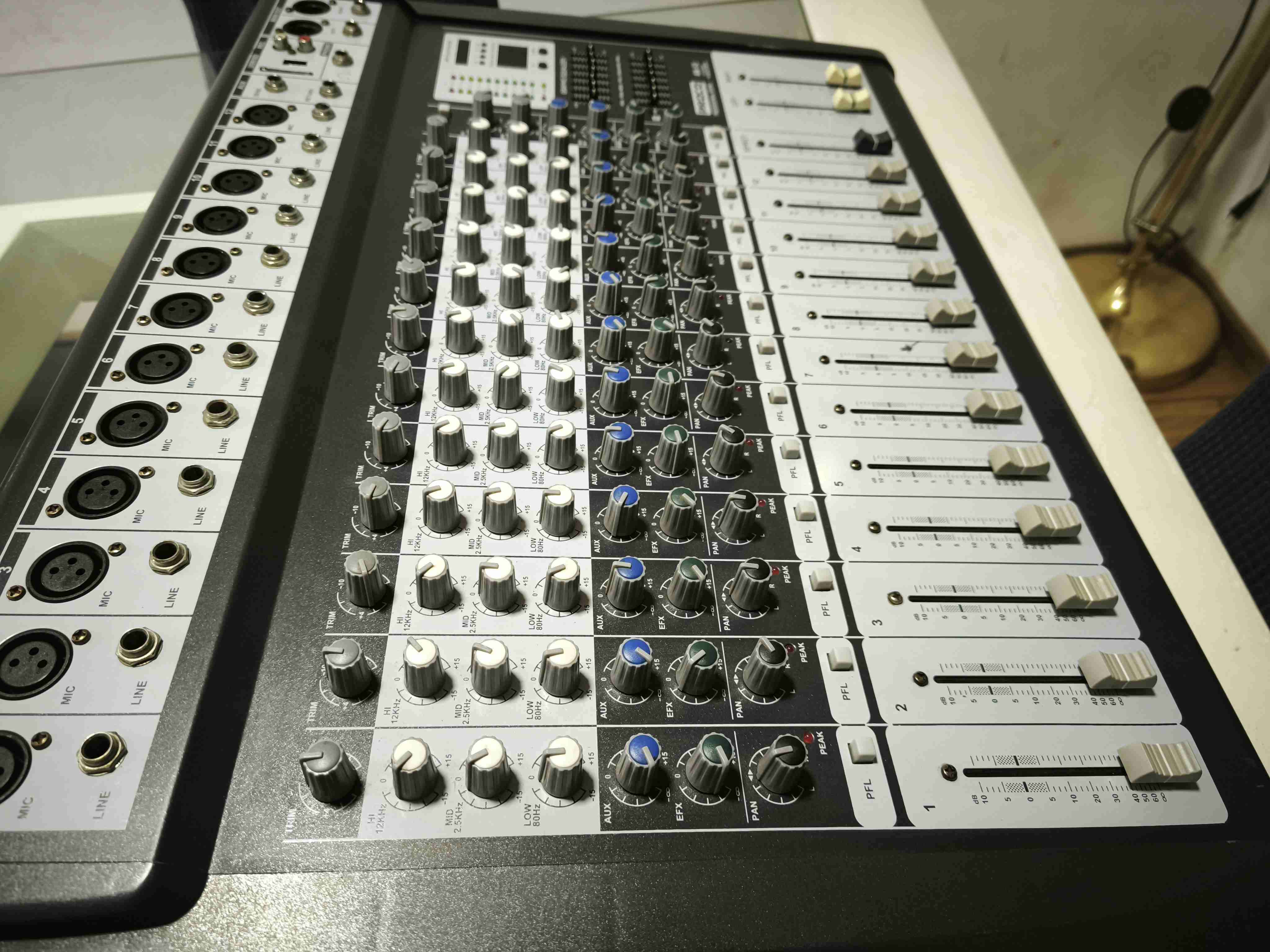 Consola de mezcla amplificada profesional - miniatura 3