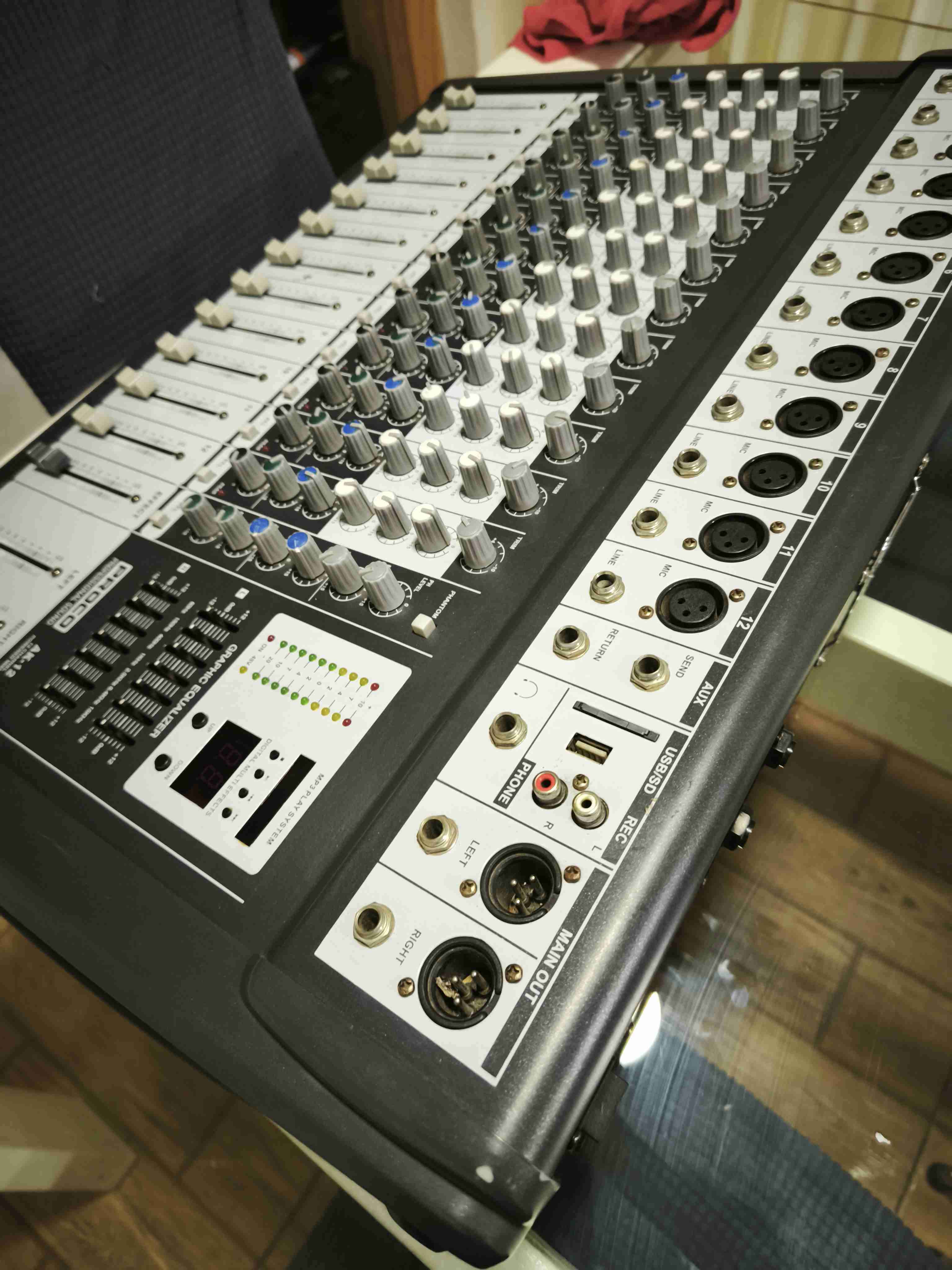 Consola de mezcla amplificada profesional - miniatura 4