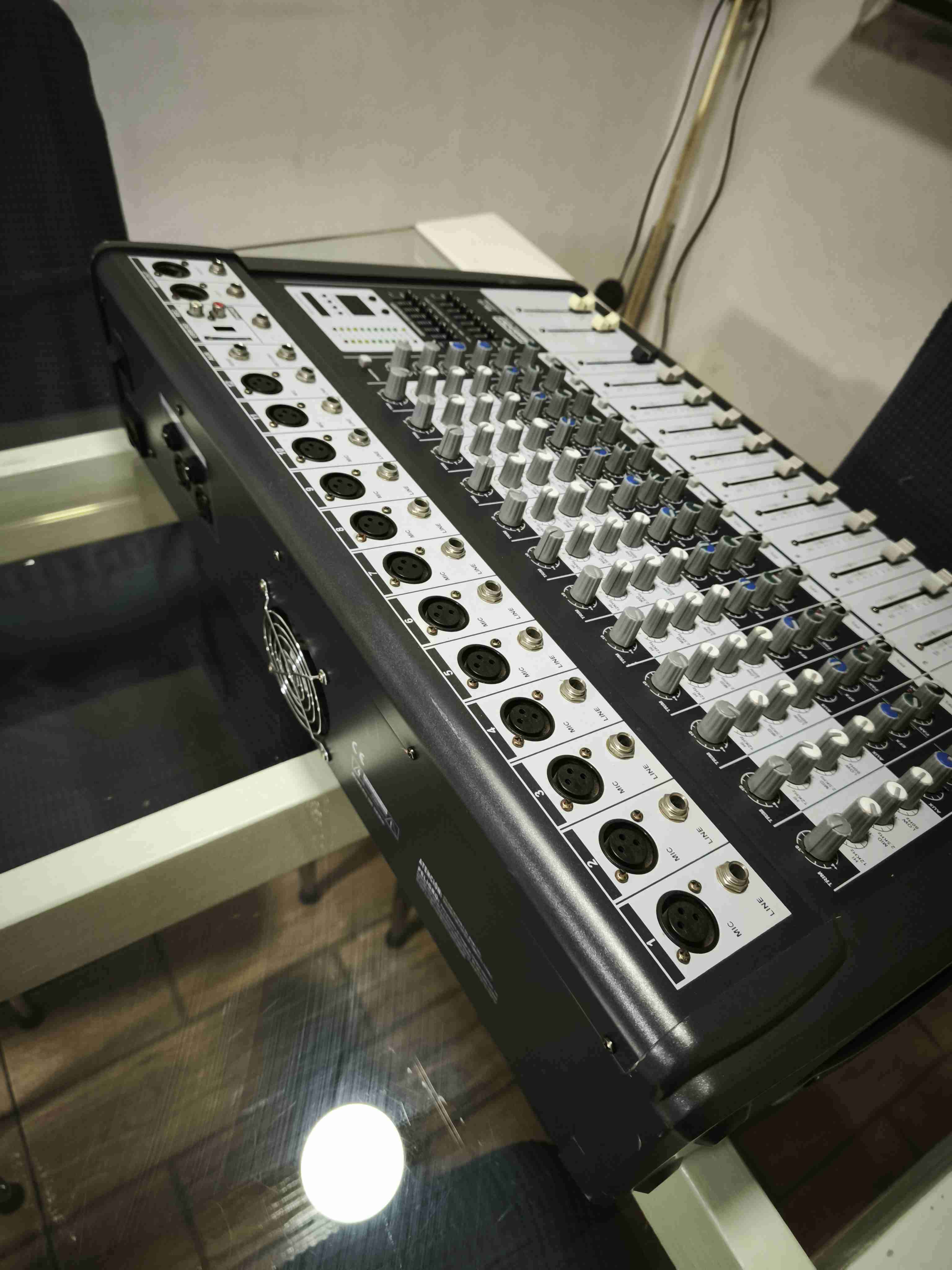 Consola de mezcla amplificada profesional - miniatura 5