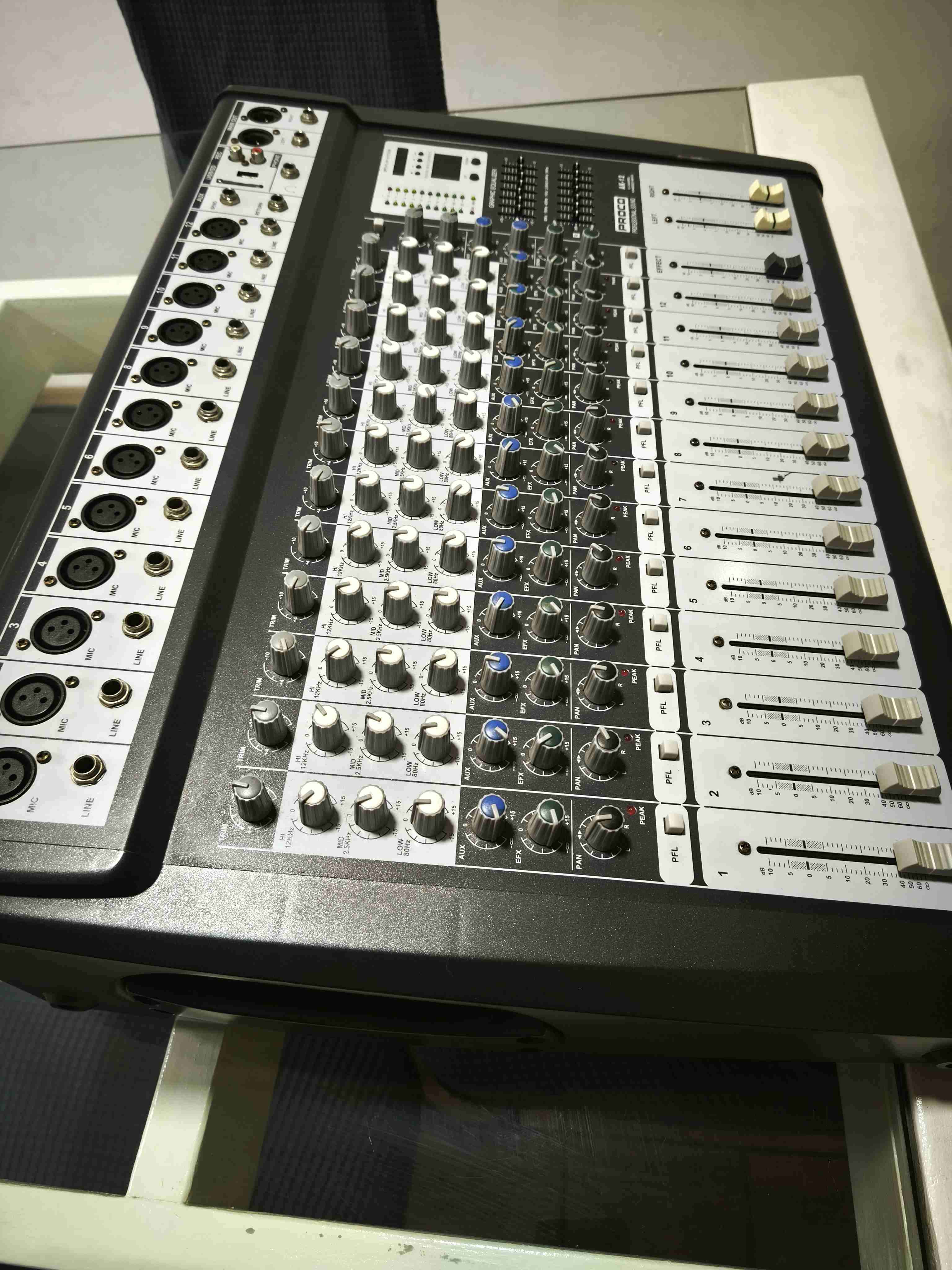 Consola de mezcla amplificada profesional - miniatura 6