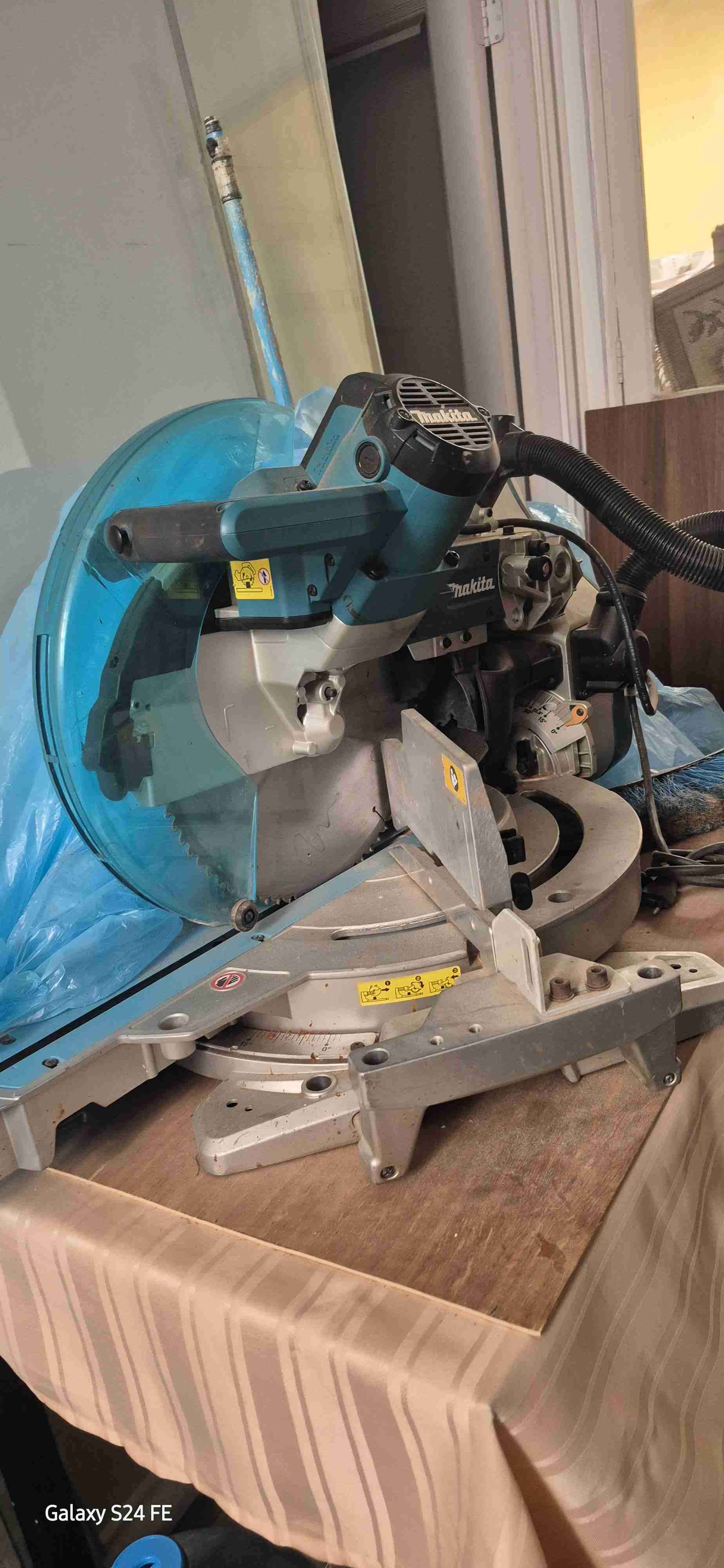 Sierra ingletadora Makita - miniatura 3