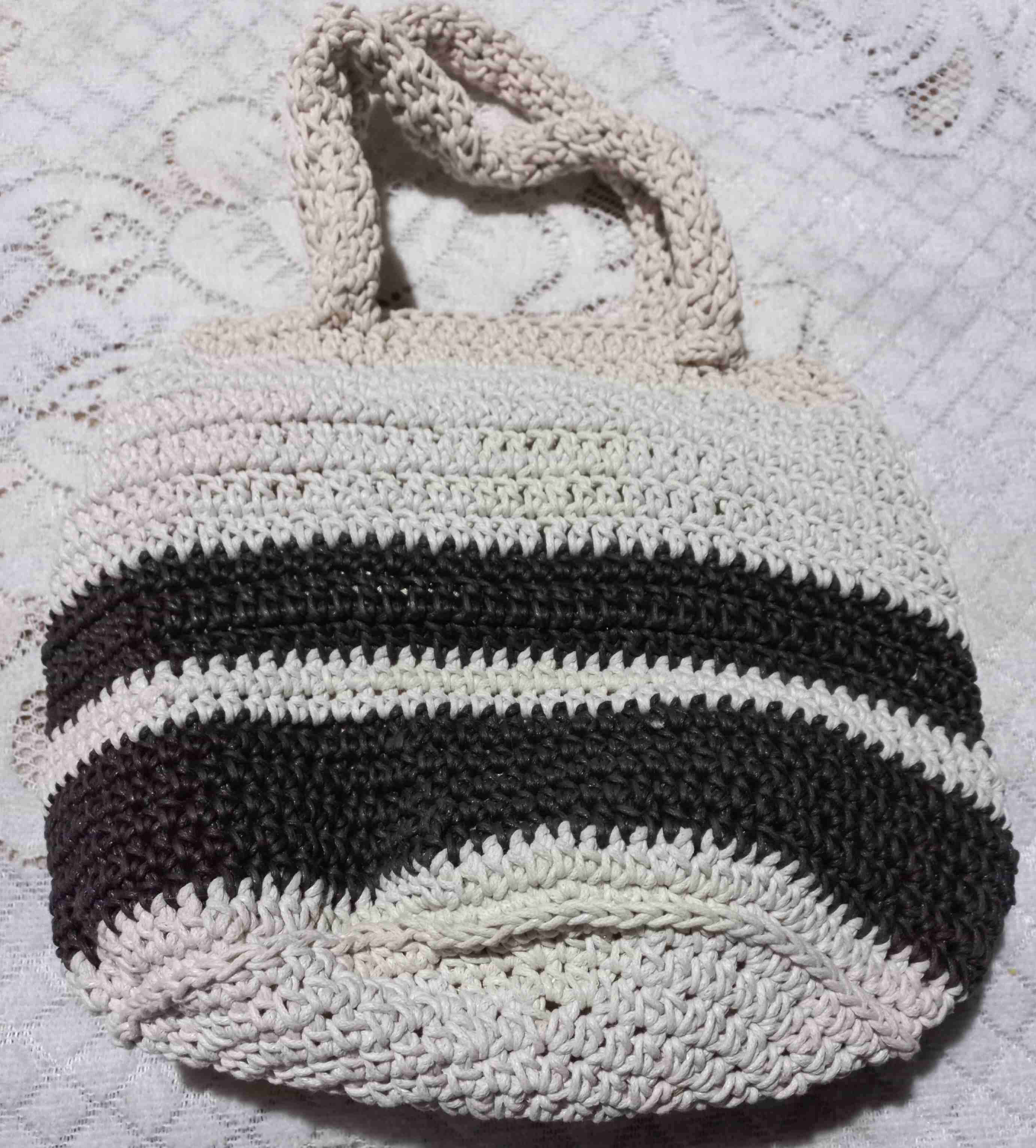 Bolso de tejido crochet tricolor de mano - miniatura 2