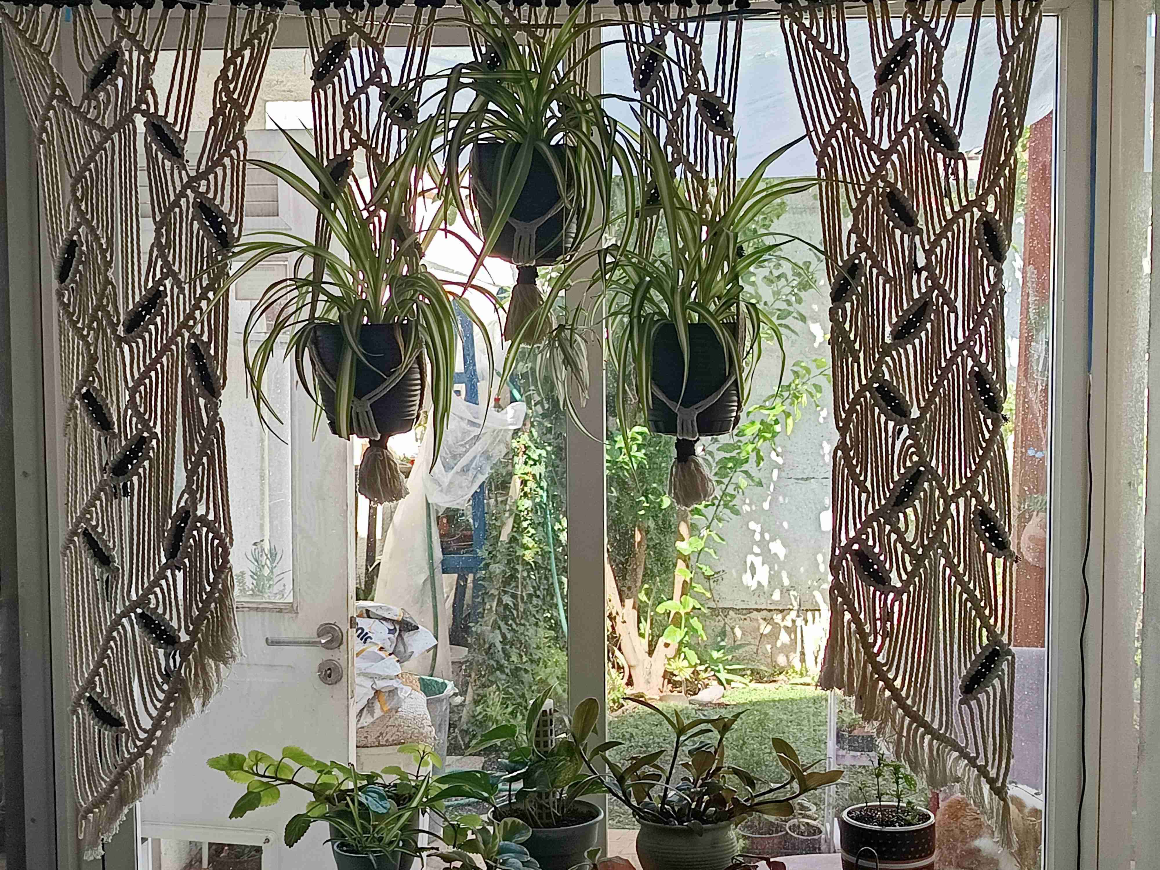 Cortina macramé con plantas colgantes - miniatura 2