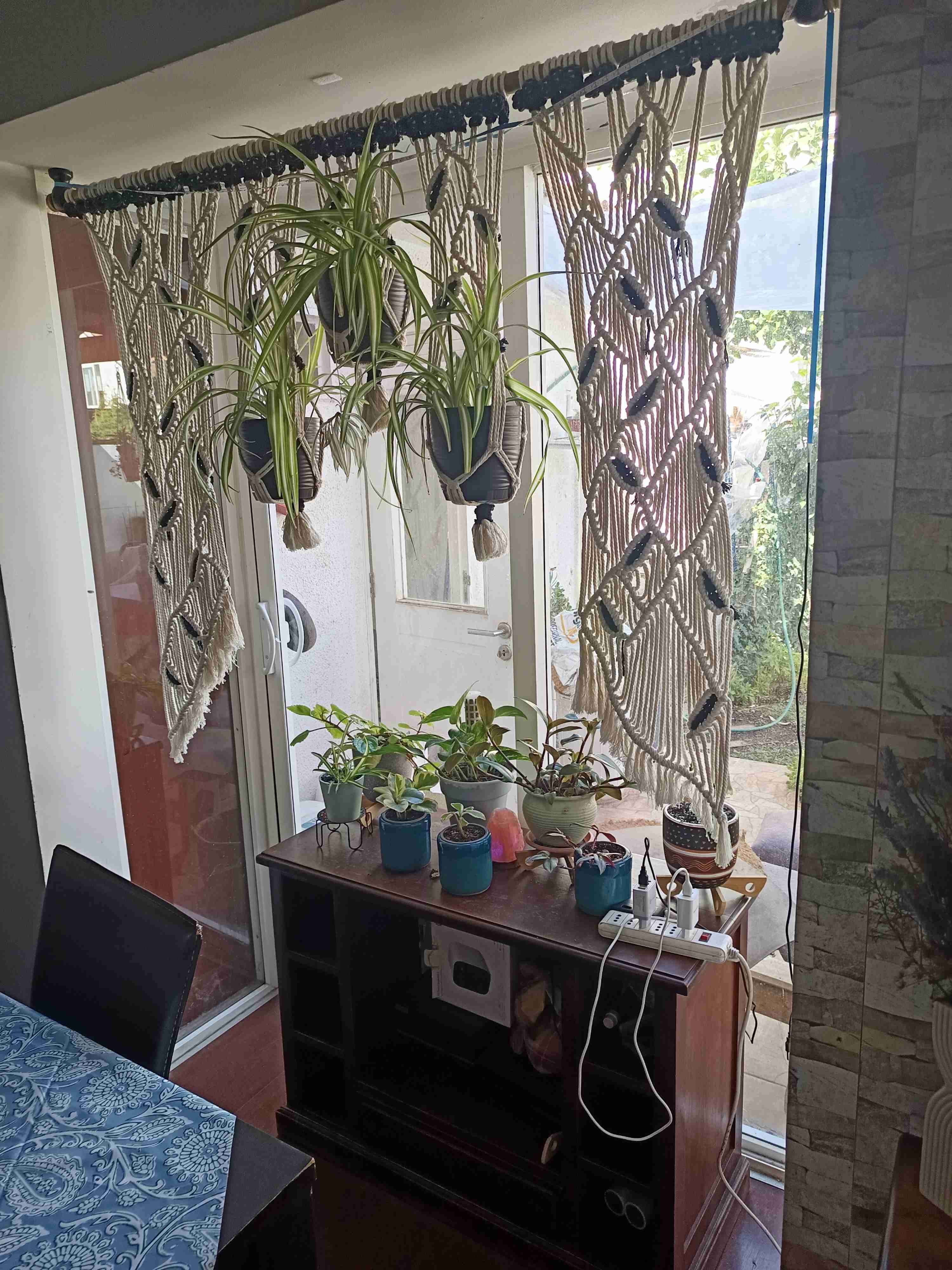 Cortina macramé con plantas colgantes - miniatura 3