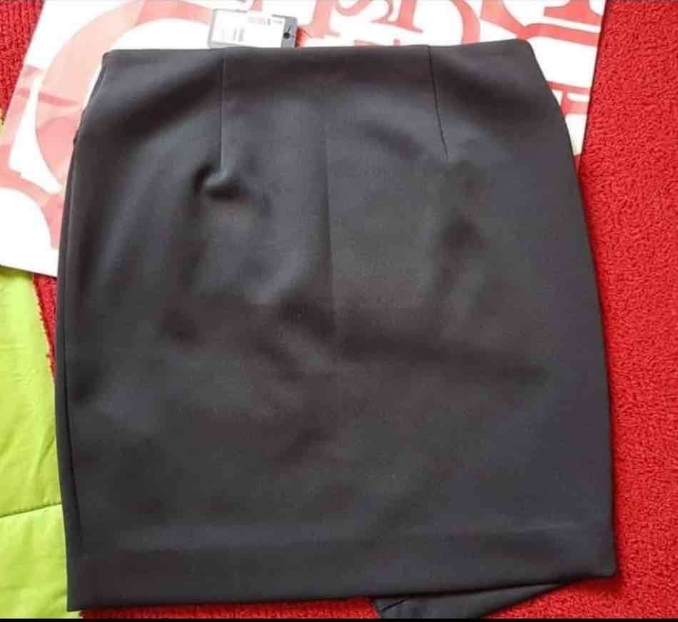 Falda negra con cierre metálico - miniatura 2