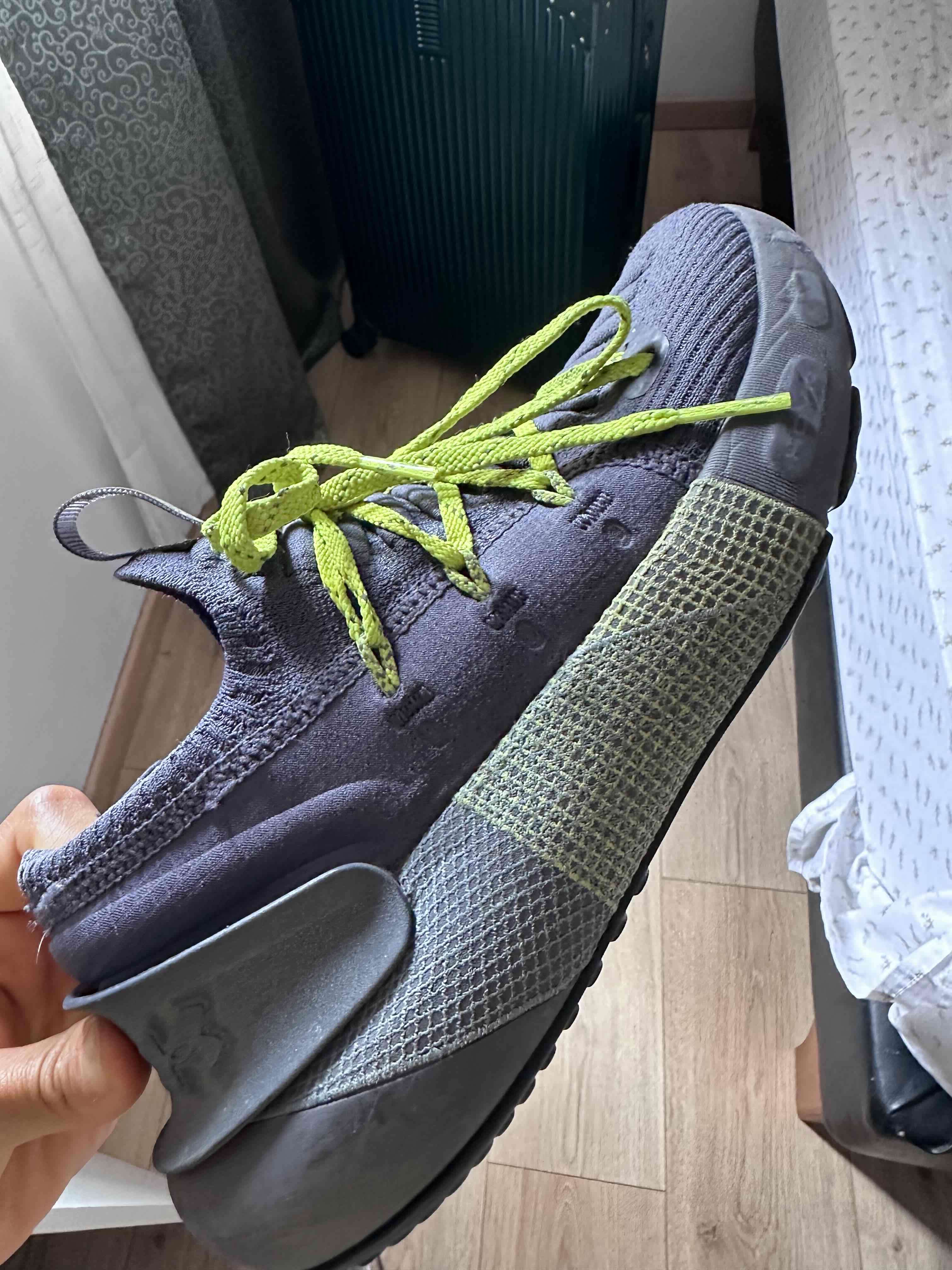 Zapatillas deportivas negras y verdes