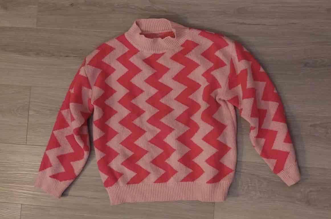 Suéter rosado con diseño zigzag - 1