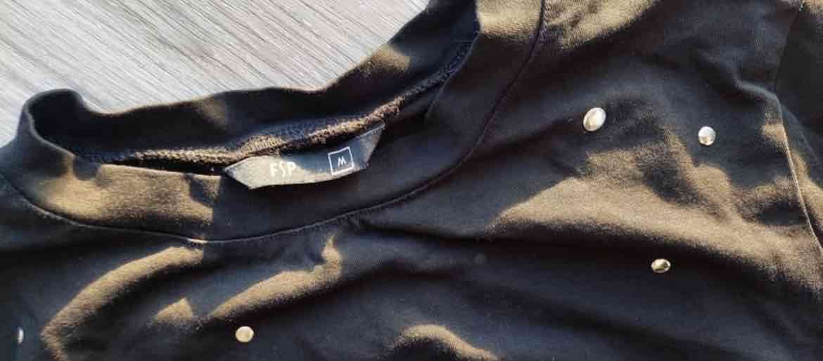 Polera negra con puntos blancos - miniatura 2