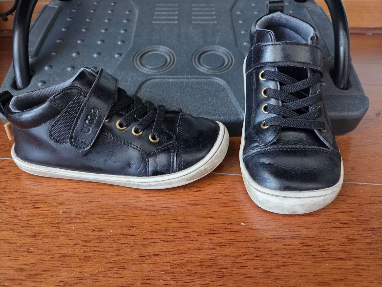 Zapatillas negras para niños - miniatura 2