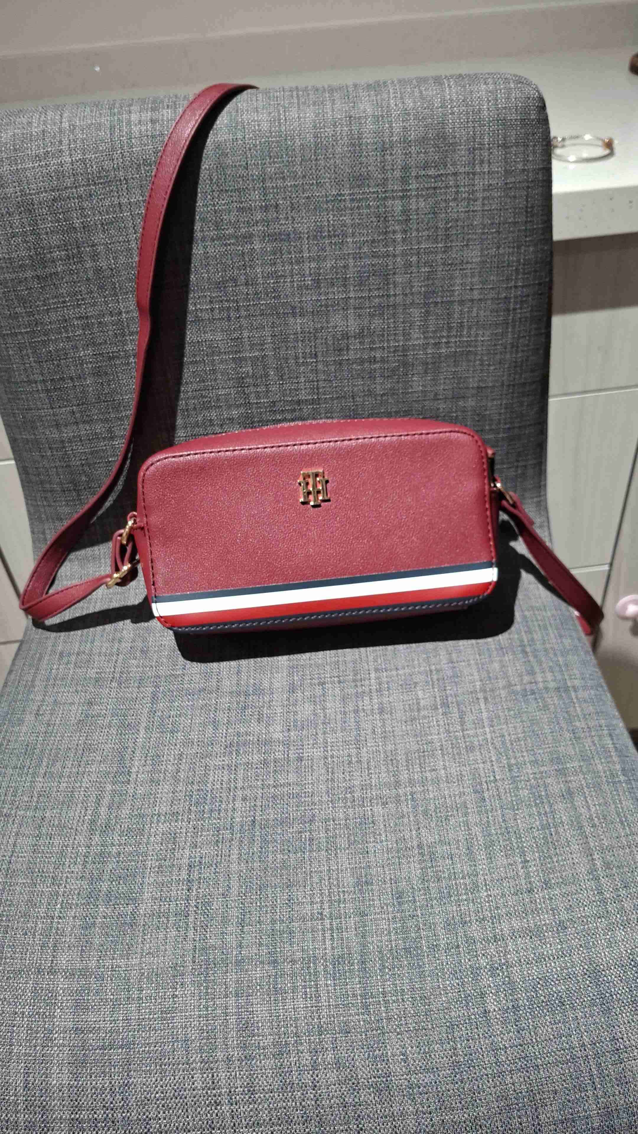 Cartera burdeo,marca Tommy Hilfiger, original