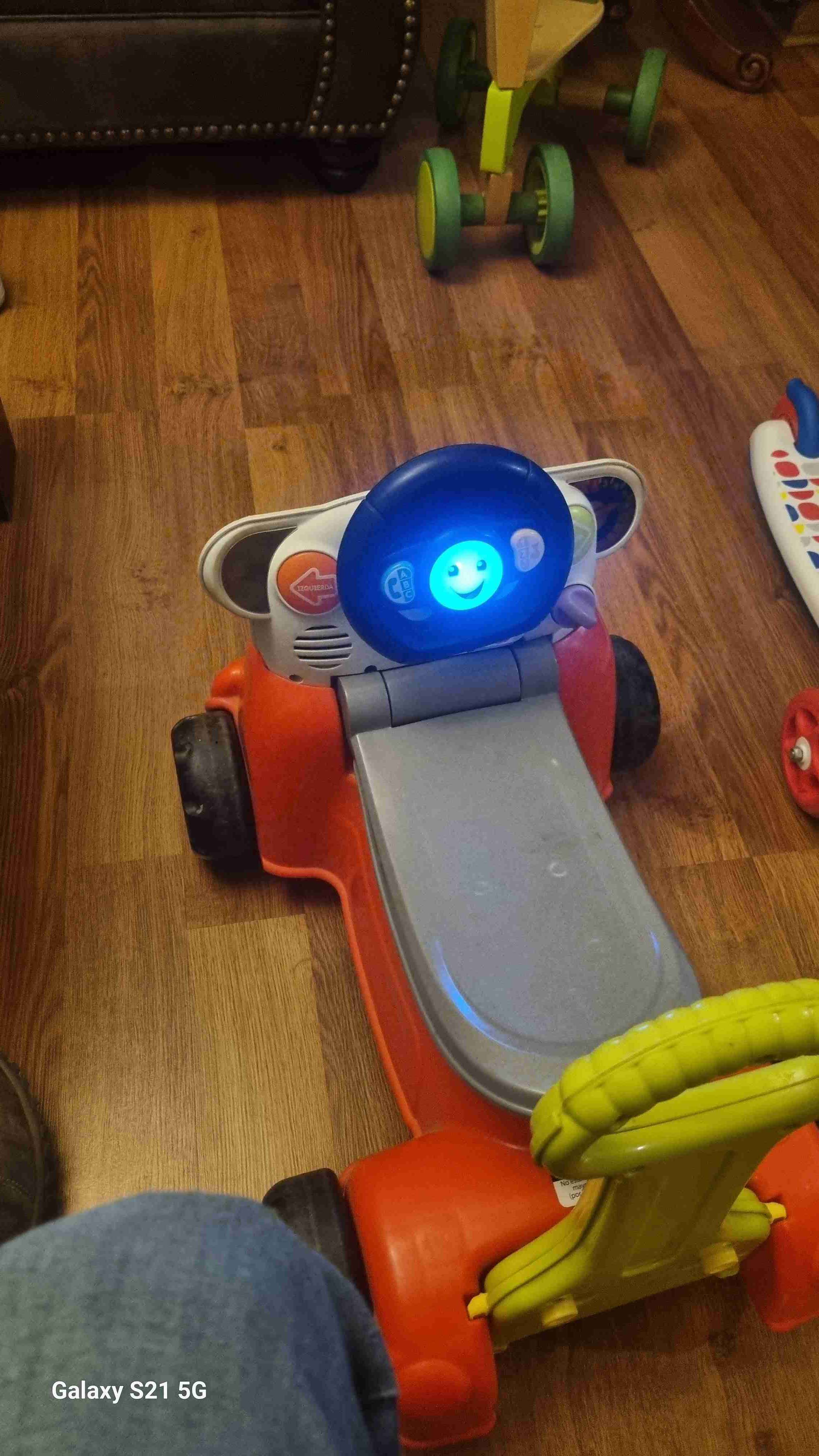 Carro de juguete con luces fisher price - miniatura 2