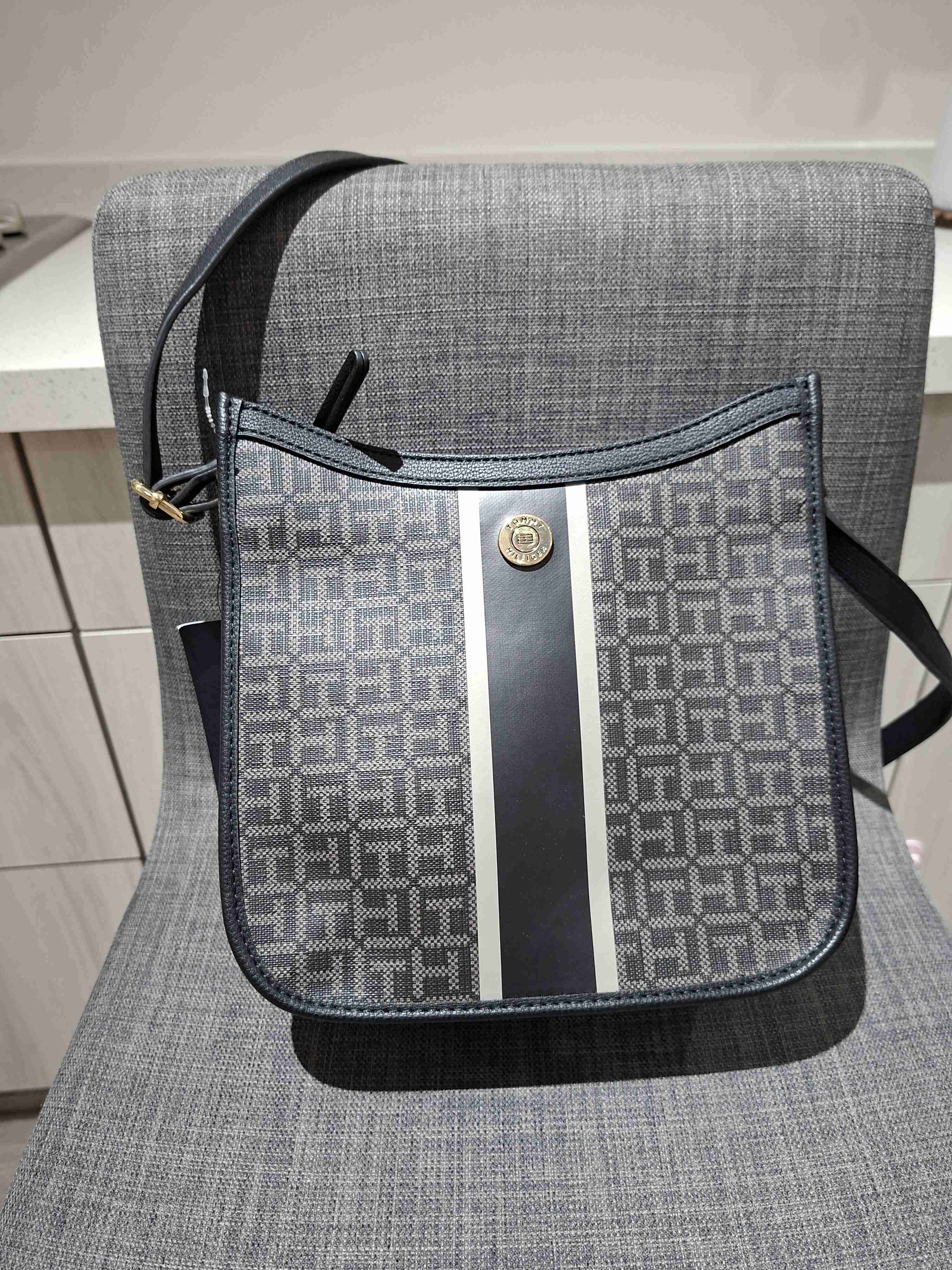 Cartera Tommy Hilfiger, monograma negro con gris