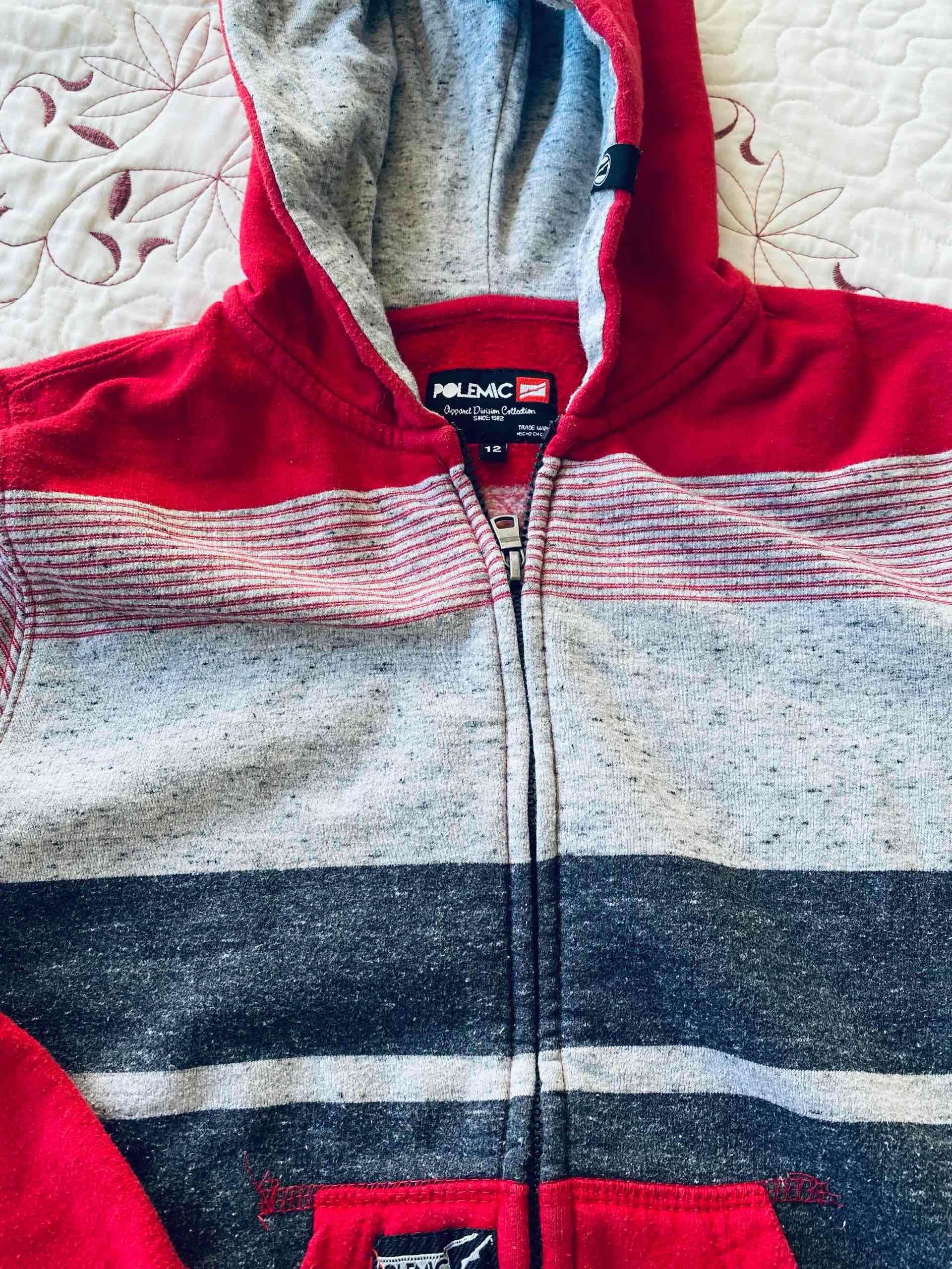 Polerón con capucha rojo y gris - miniatura 2