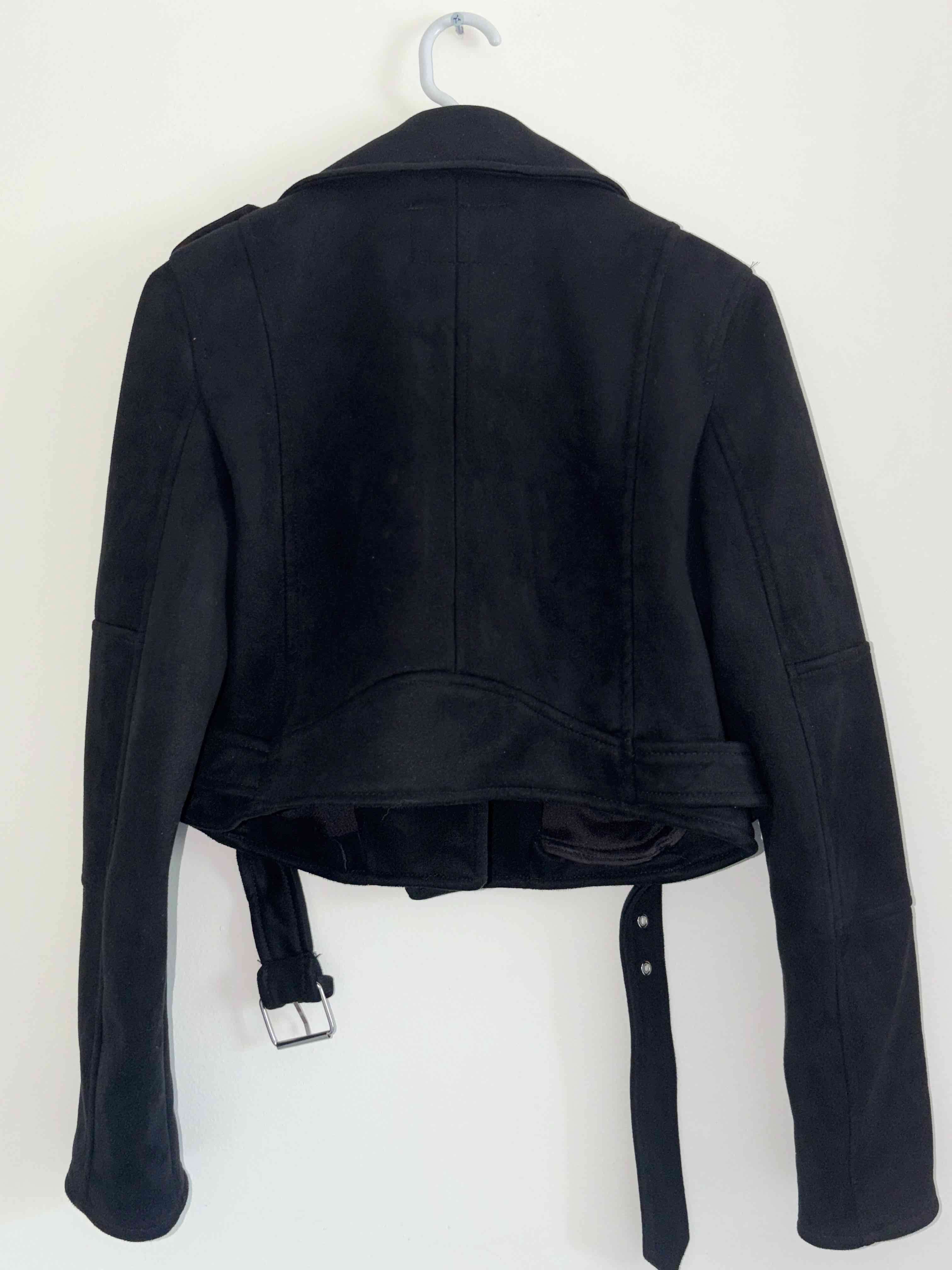 Chaqueta negra de motociclista - miniatura 2