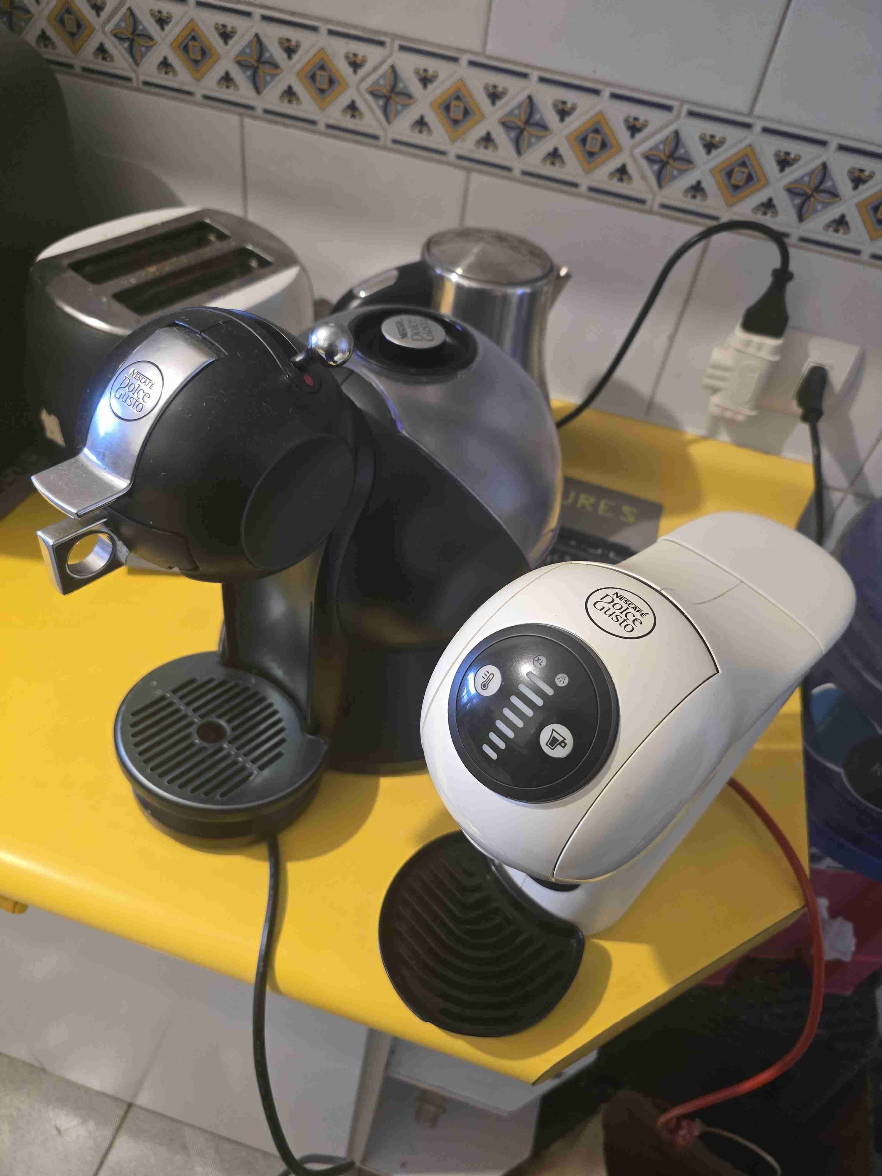 Máquinas de café Dolce Gusto negras y blancas - miniatura 1