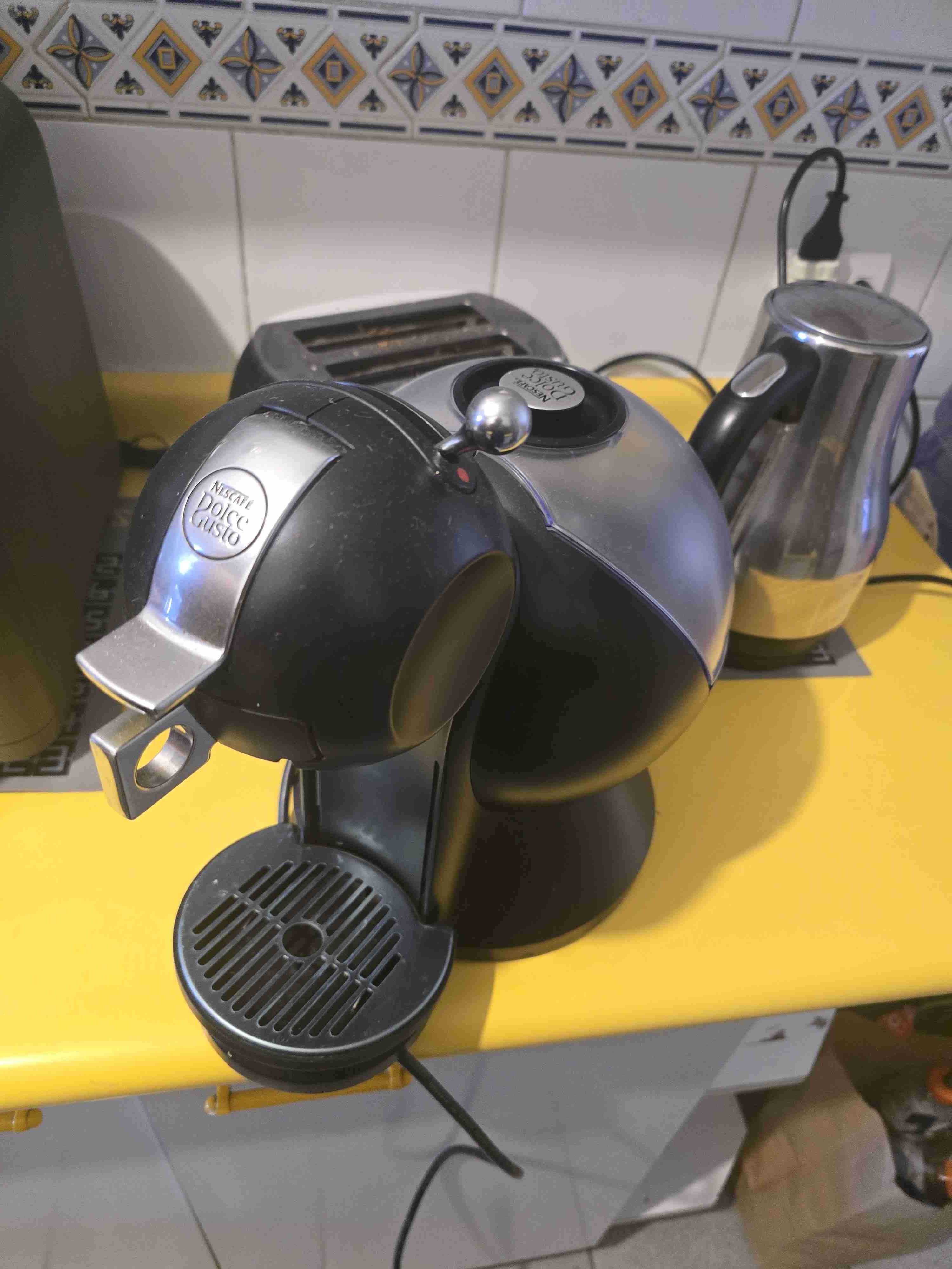 Máquinas de café Dolce Gusto negras y blancas - miniatura 2