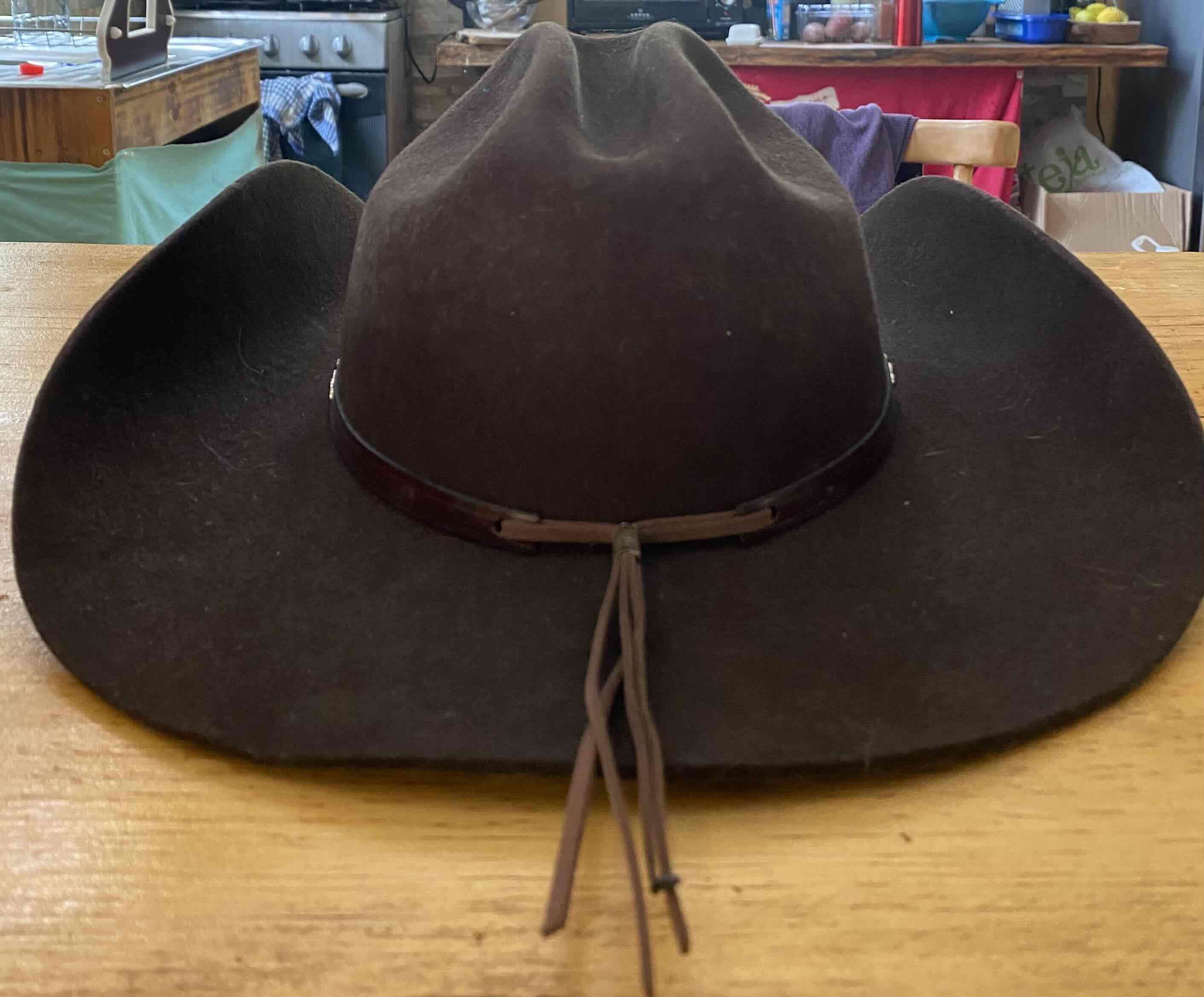 Sombrero negro con tachas - miniatura 2