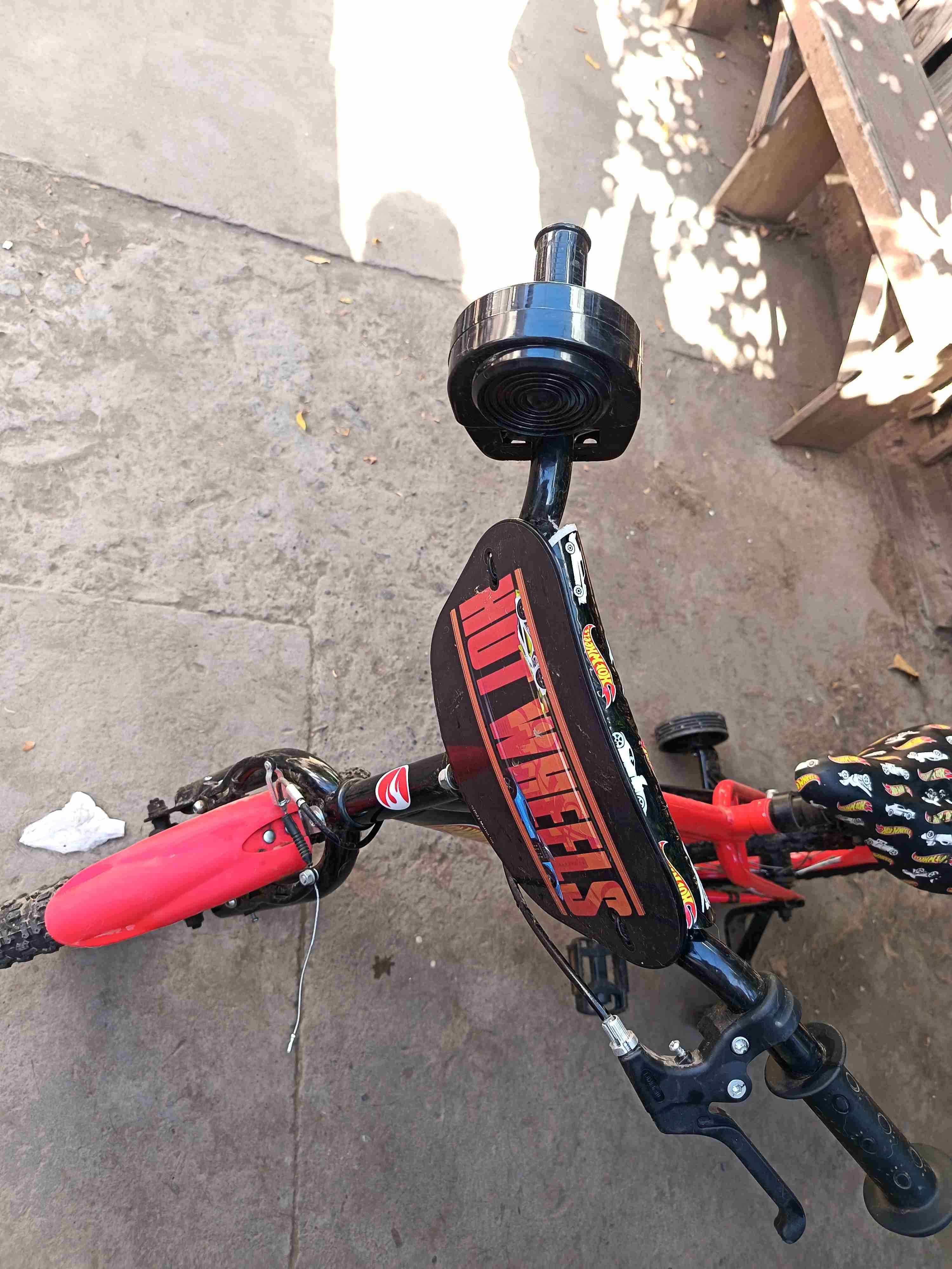 Bicicleta infantil Hot Wheels roja - miniatura 2