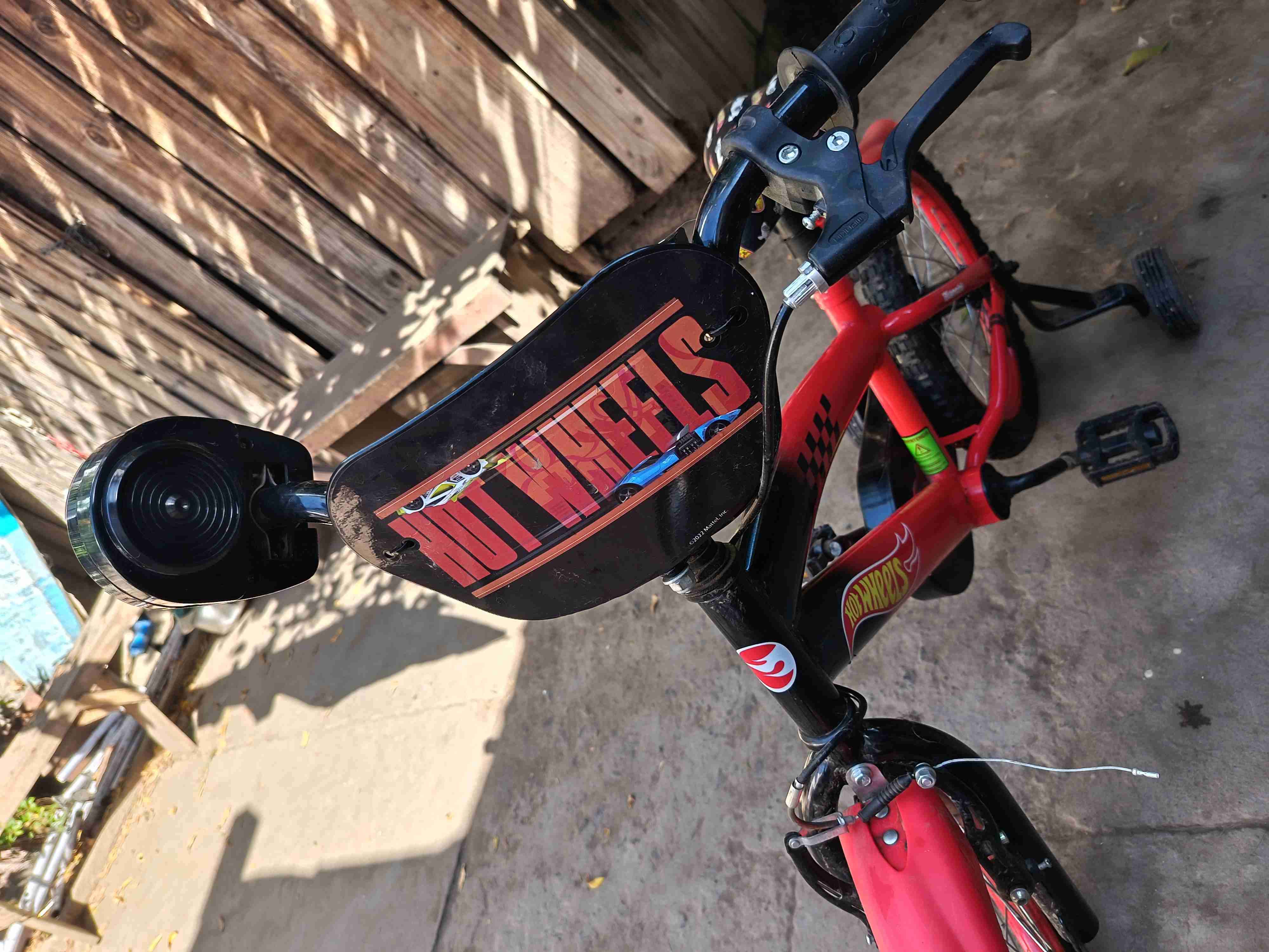 Bicicleta infantil Hot Wheels roja - miniatura 3