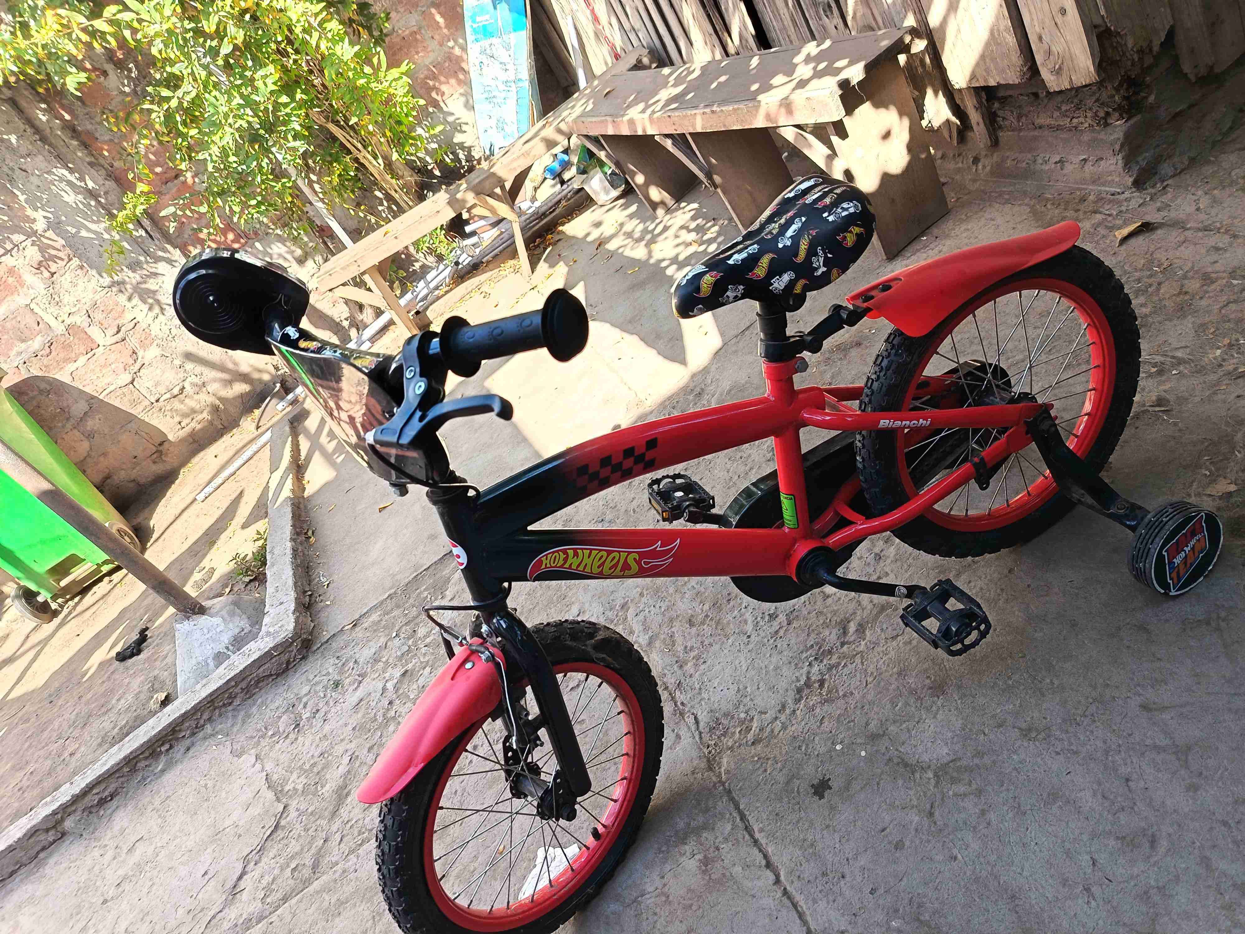 Bicicleta infantil Hot Wheels roja - miniatura 5